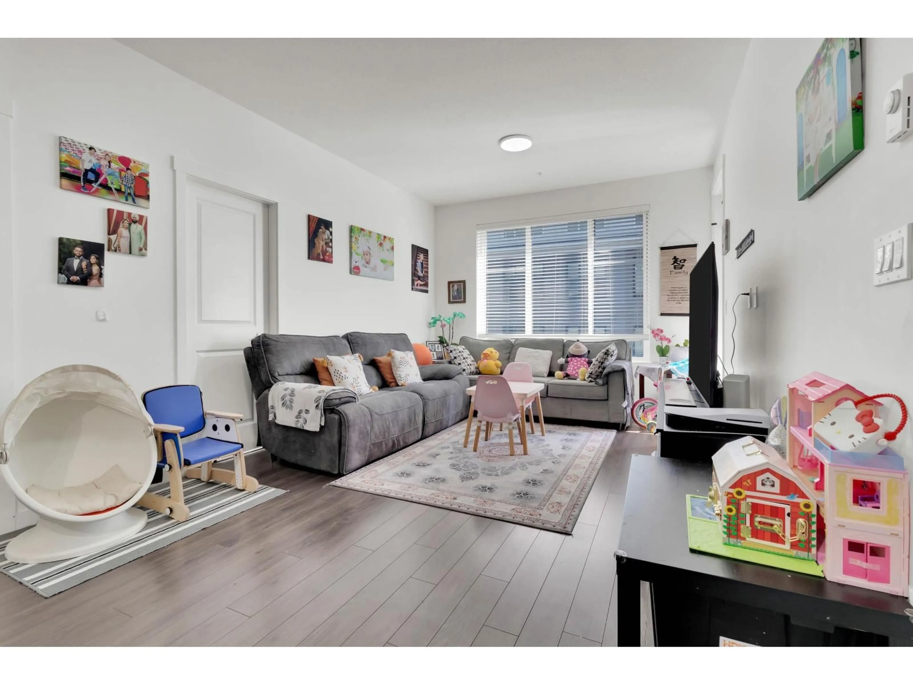 Living room with furniture, wood/laminate floor for 408 - 15815 85 AVENUE, Surrey British Columbia V4N6X5