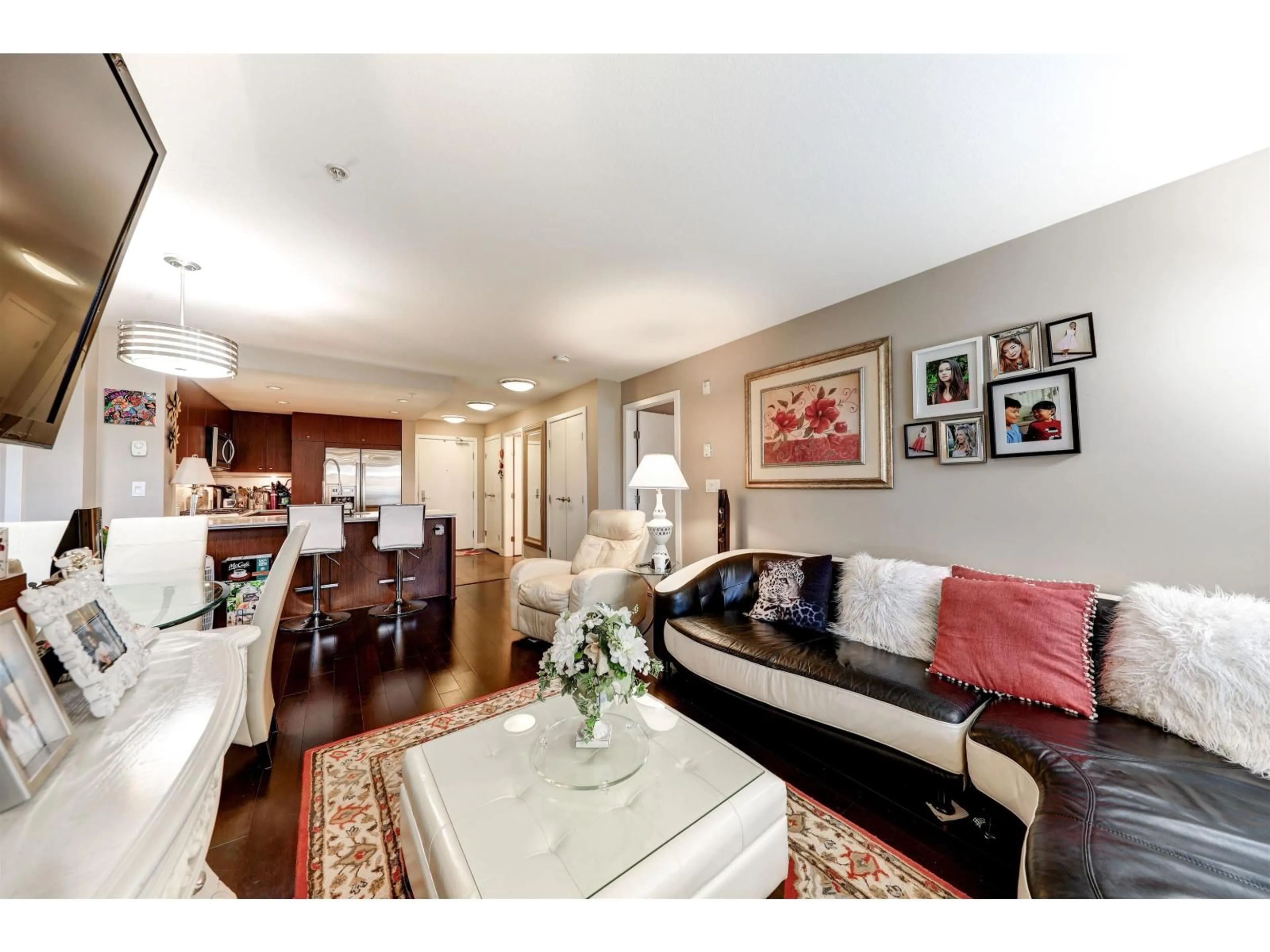 Living room with furniture, unknown for 205 - 2940 KING GEORGE BOULEVARD, Surrey British Columbia V4P1A2