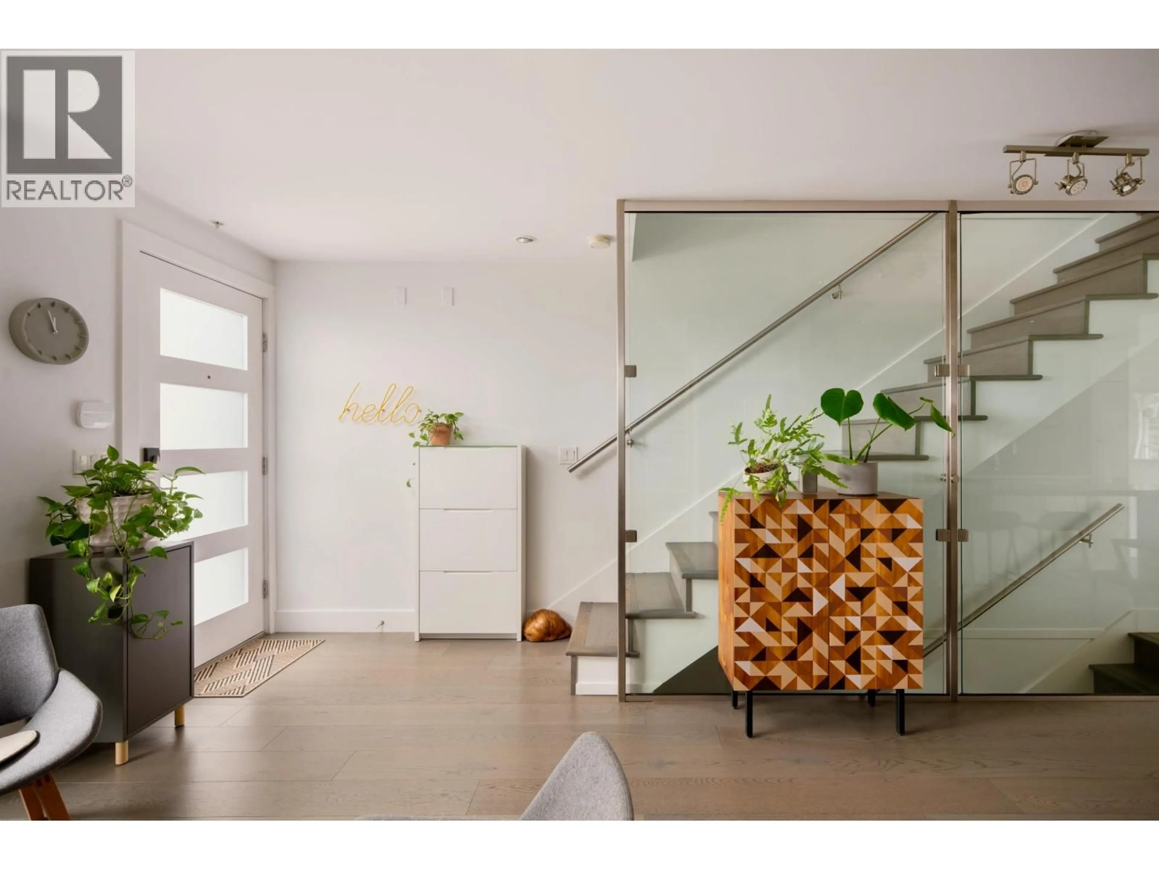 Indoor entryway for 4 - 2358 WESTERN AVENUE, North Vancouver British Columbia V7M2L3