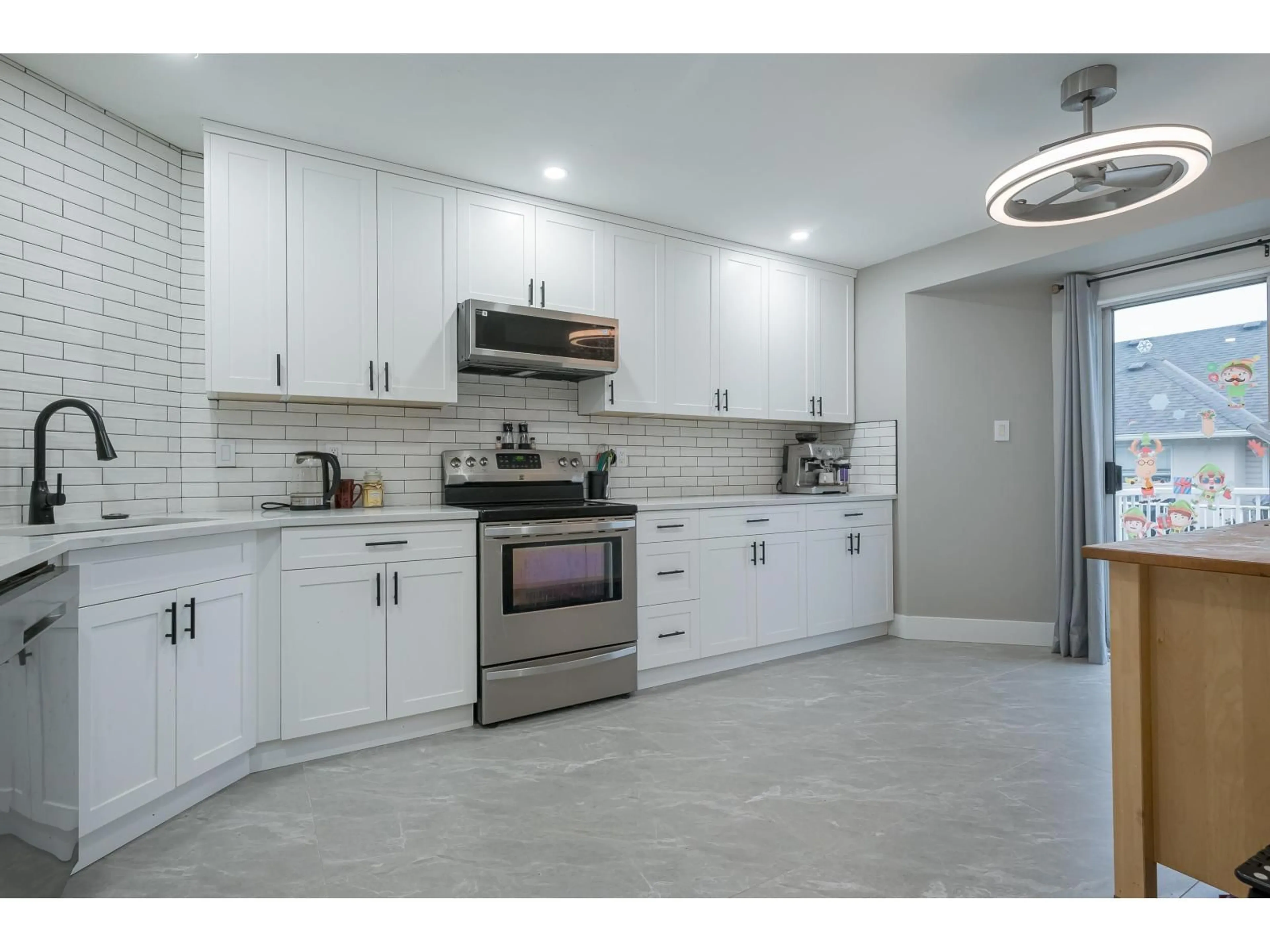 Open concept kitchen, ceramic/tile floor for 167 - 3160 TOWNLINE ROAD, Abbotsford British Columbia V2T5P4