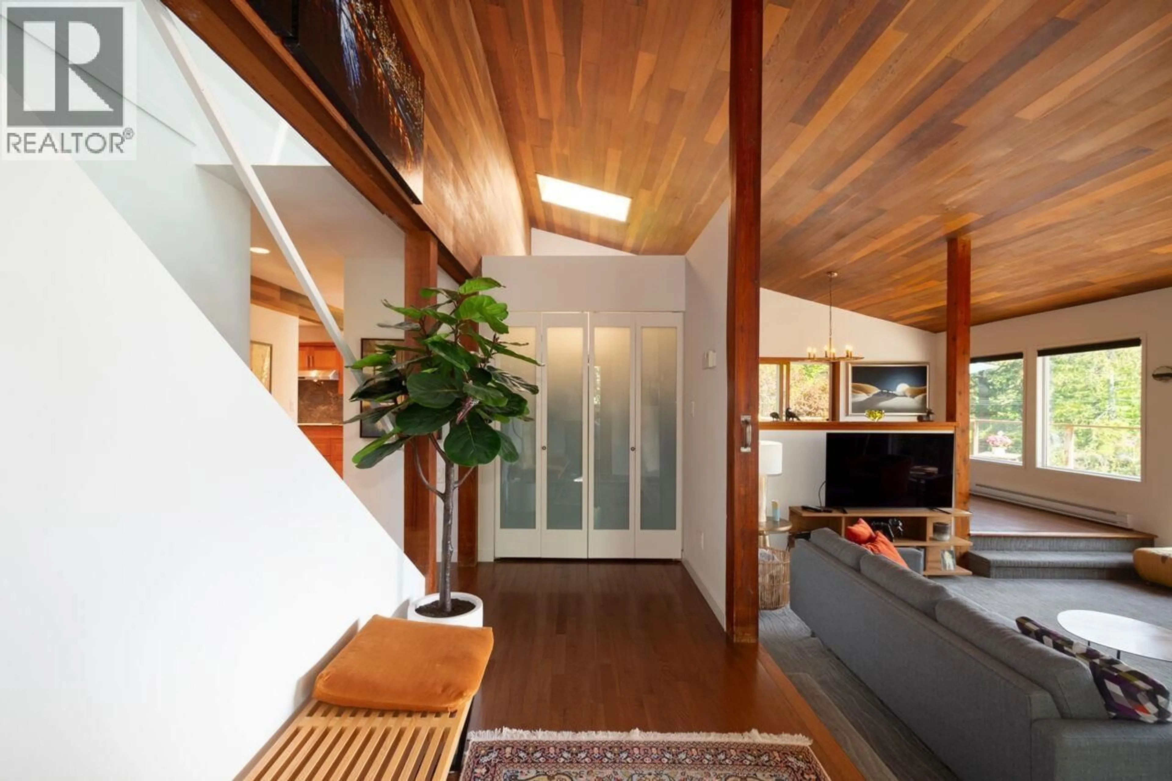 Indoor foyer for 896 TAYLOR ROAD, Bowen Island British Columbia V0N1G1