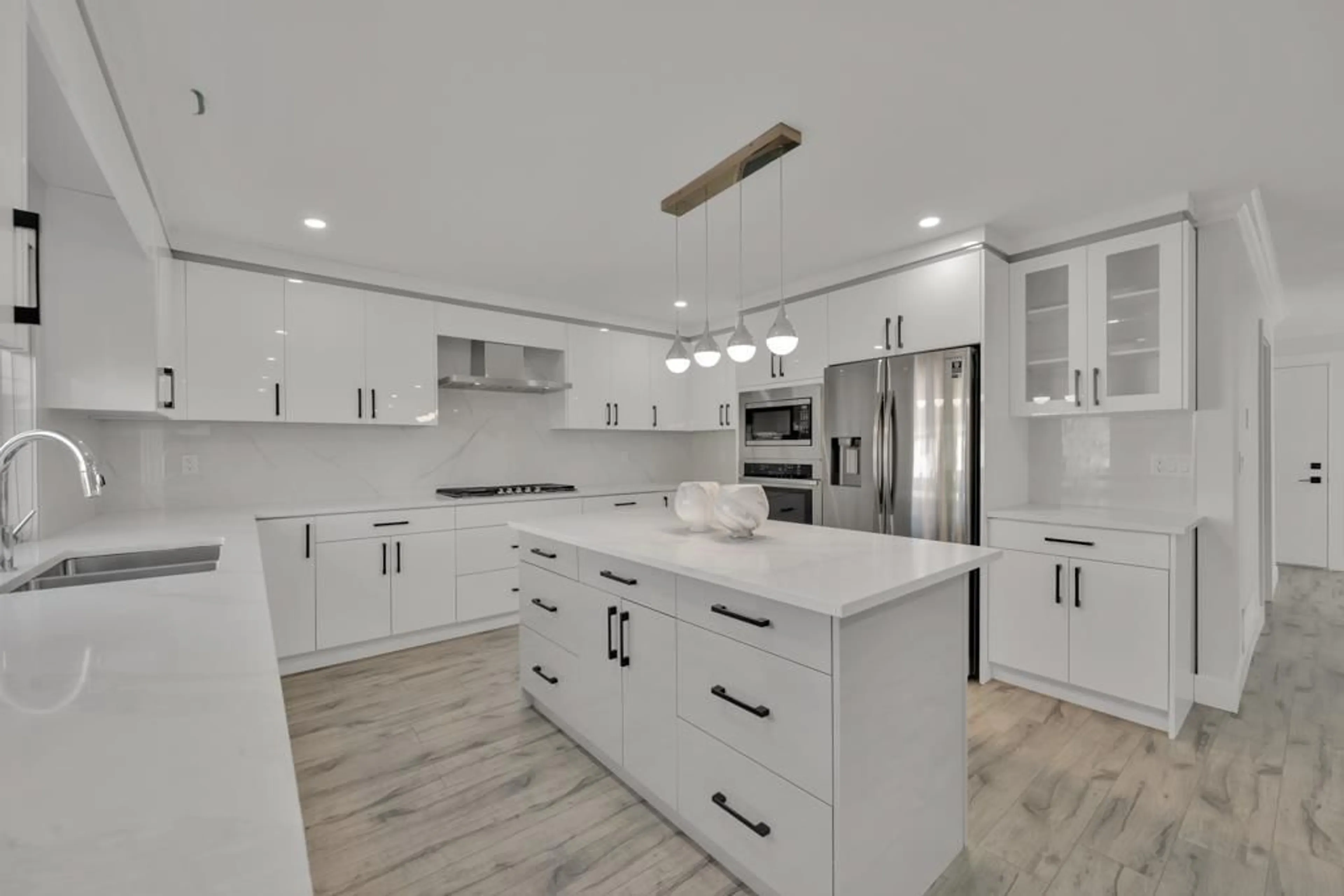 Open concept kitchen, ceramic/tile floor for 3272 QUAIL COURT, Abbotsford British Columbia V2T6N1