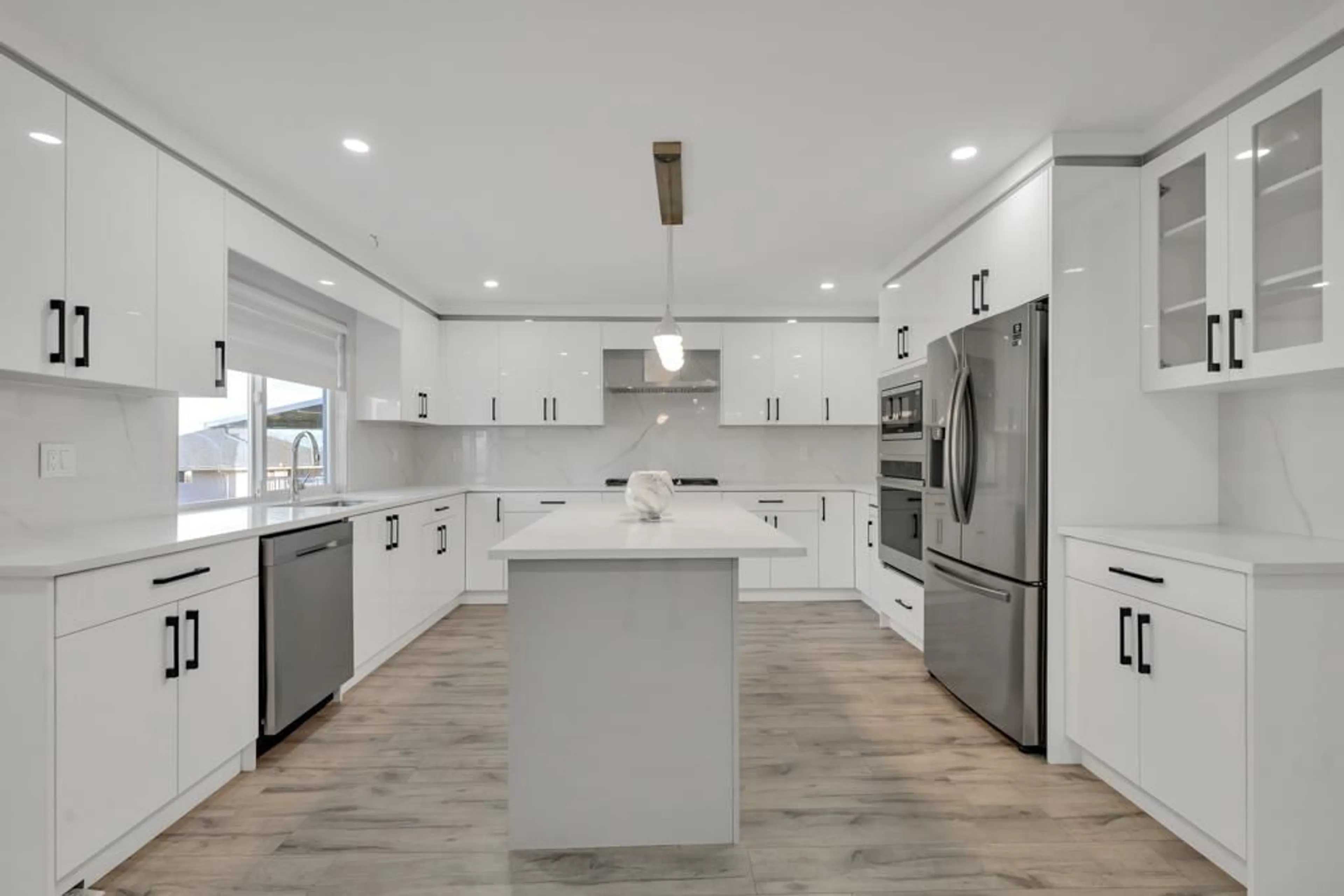 Contemporary kitchen, unknown for 3272 QUAIL COURT, Abbotsford British Columbia V2T6N1