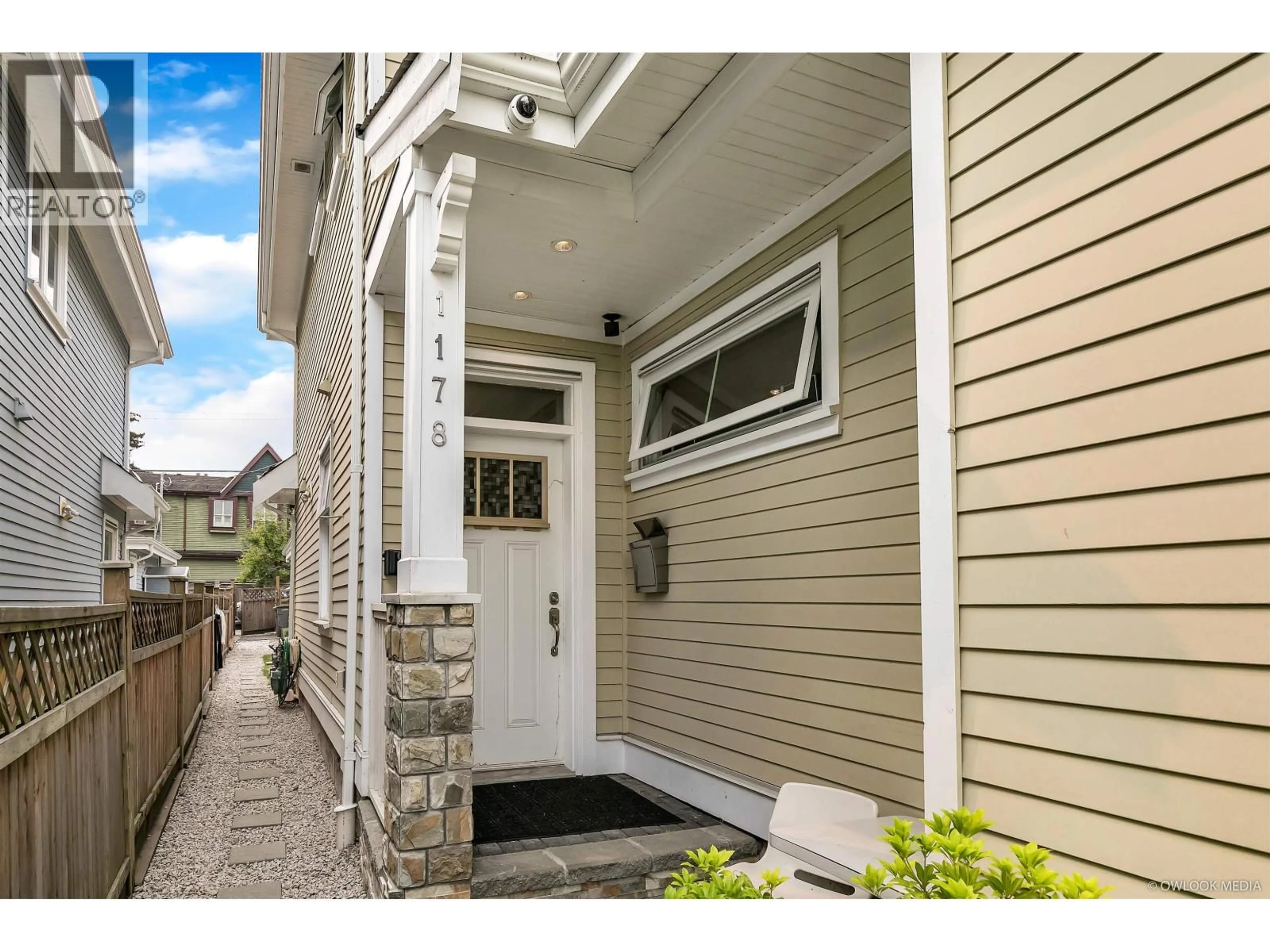Indoor entryway for 1178 12TH AVENUE, Vancouver British Columbia V5T2J9