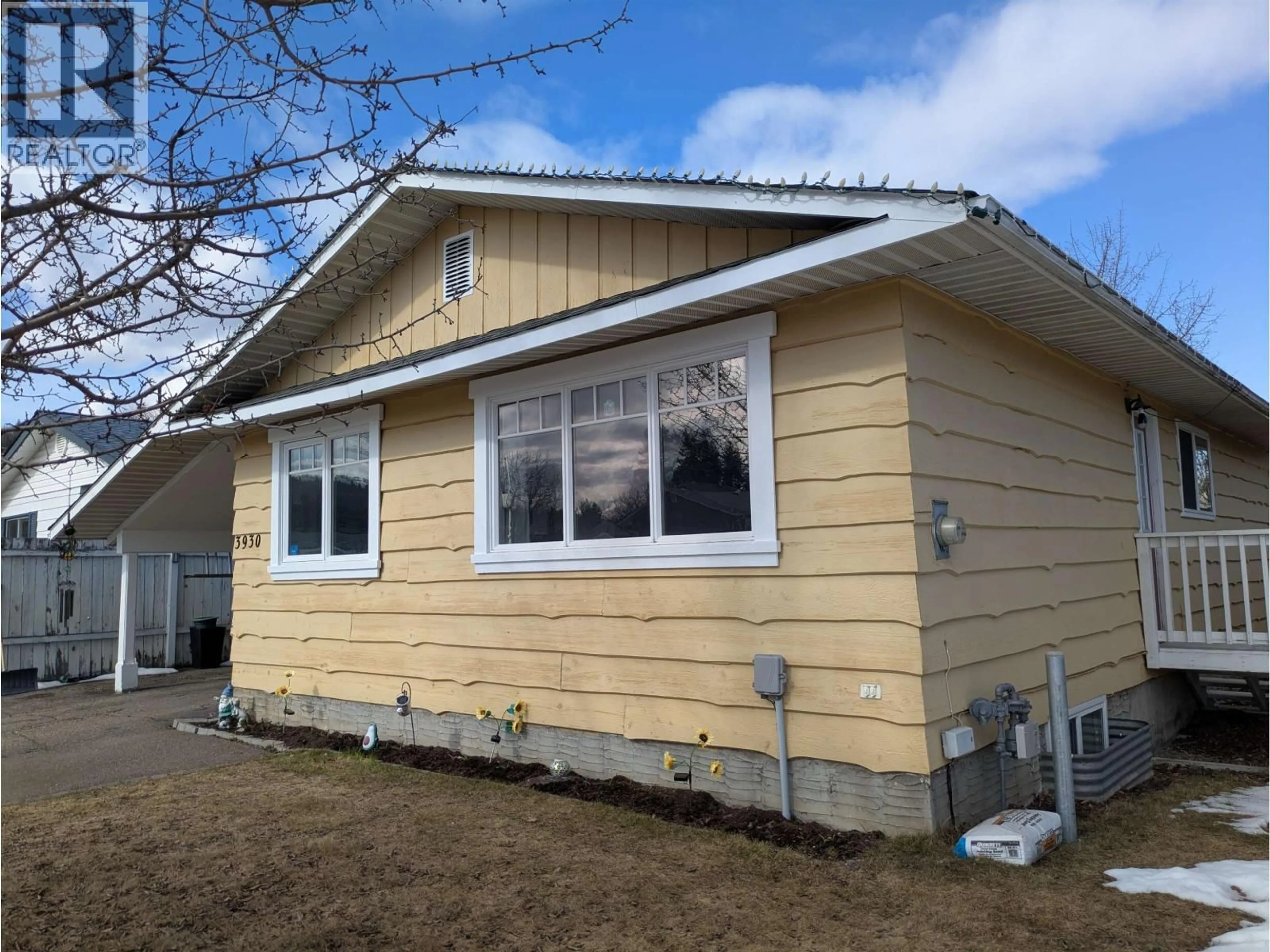 Home with vinyl exterior material, building for 3930 ENEMARK CRESCENT, Prince George British Columbia V2N2X5