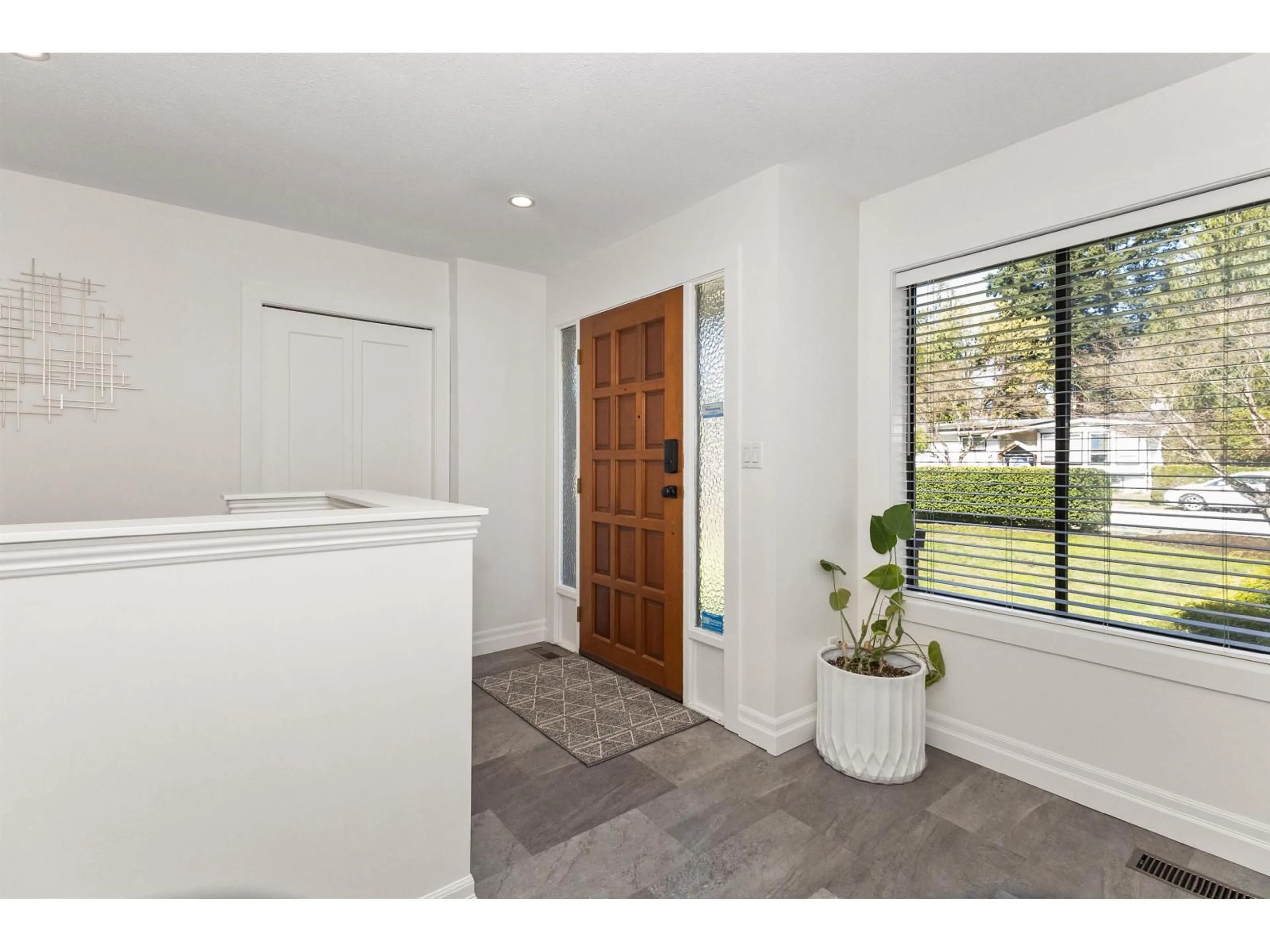 Indoor entryway for 34258 REDWOOD AVENUE, Abbotsford British Columbia V2S2T7