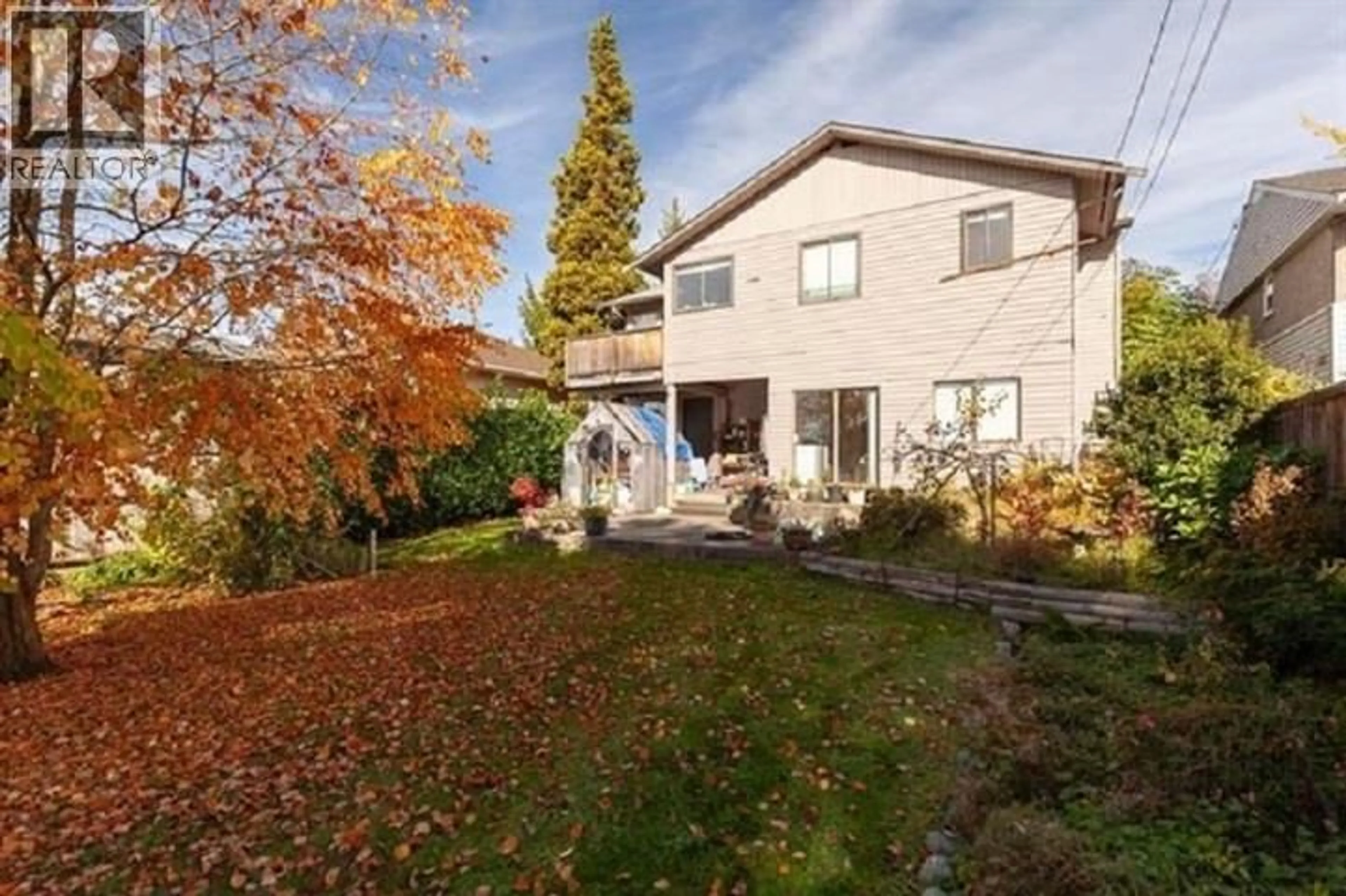 A pic from outside/outdoor area/front of a property/back of a property/a pic from drone, street for 221 28TH STREET, North Vancouver British Columbia V7N2H9