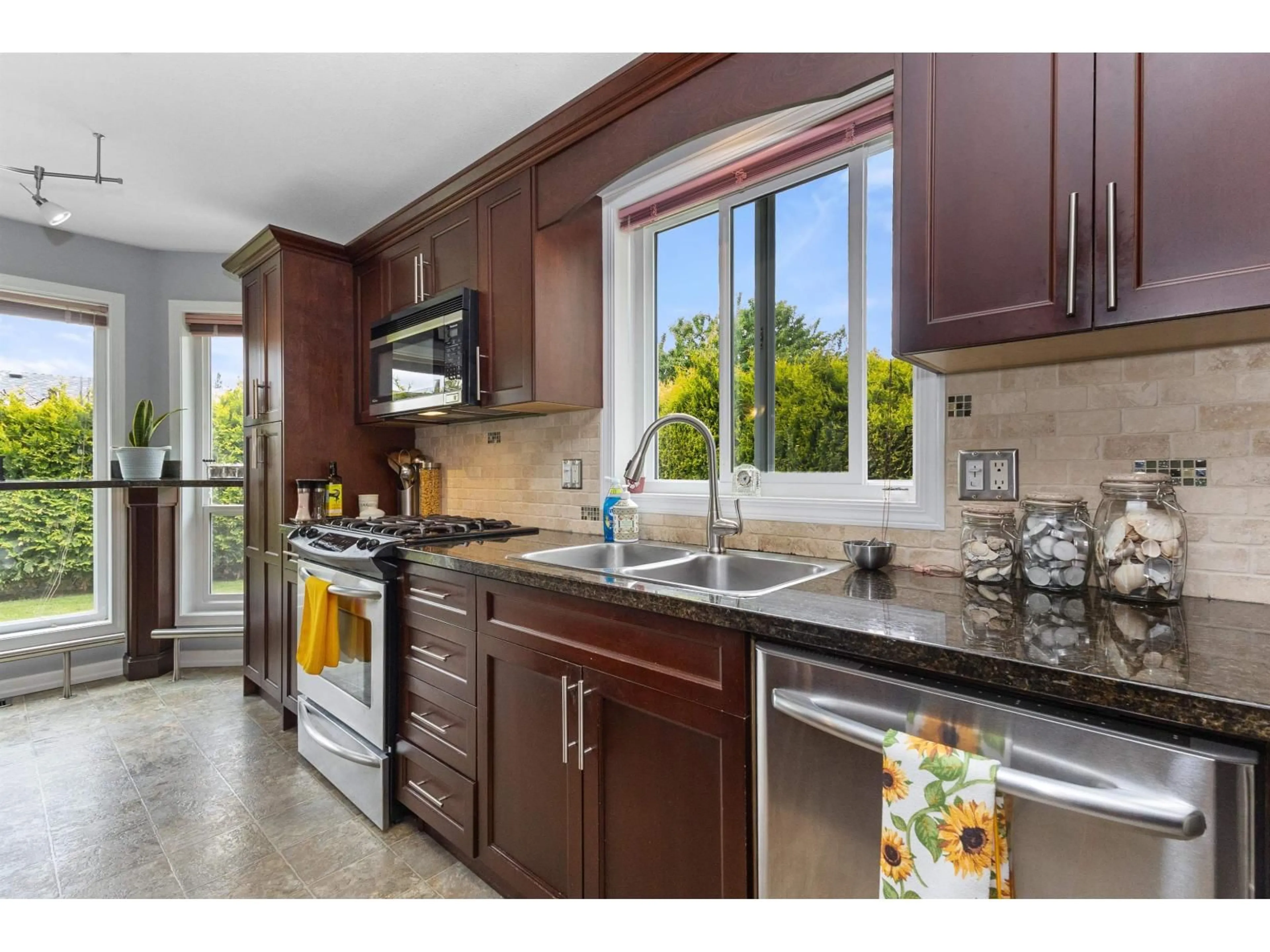 Standard kitchen, ceramic/tile floor for 34654 DUNSMUIR COURT, Abbotsford British Columbia V2S6G4