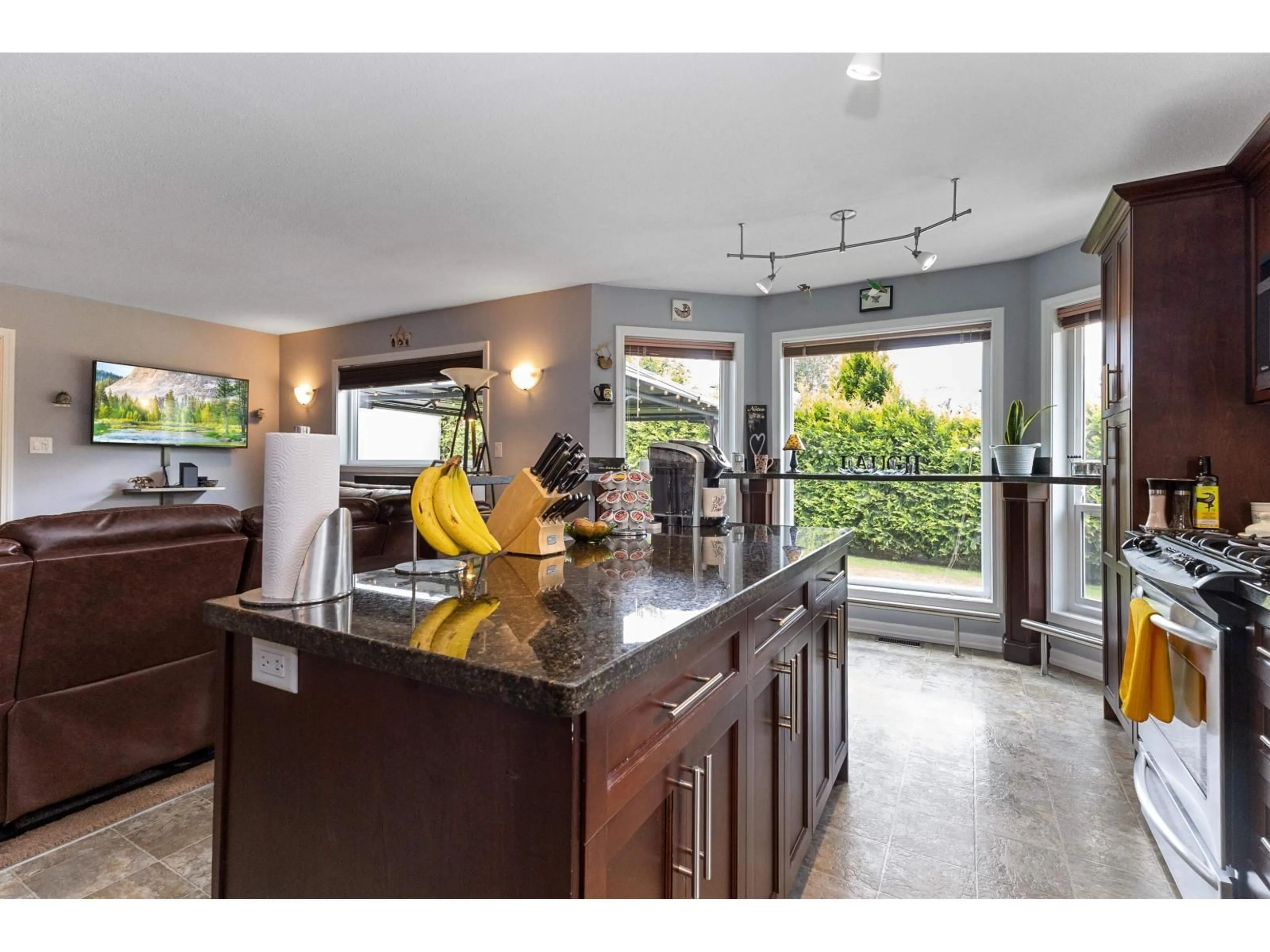 Open concept kitchen, ceramic/tile floor for 34654 DUNSMUIR COURT, Abbotsford British Columbia V2S6G4