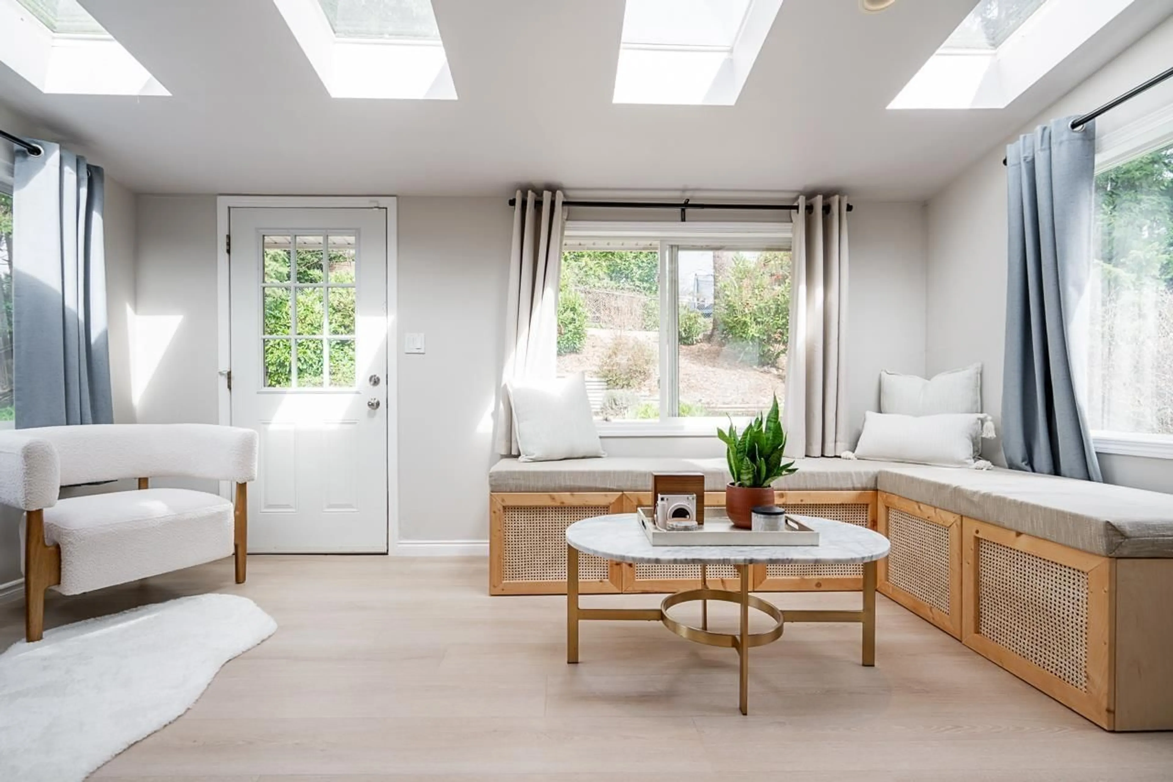 Living room with furniture, ceramic/tile floor for 32157 HOLIDAY AVENUE, Mission British Columbia V2V2N3