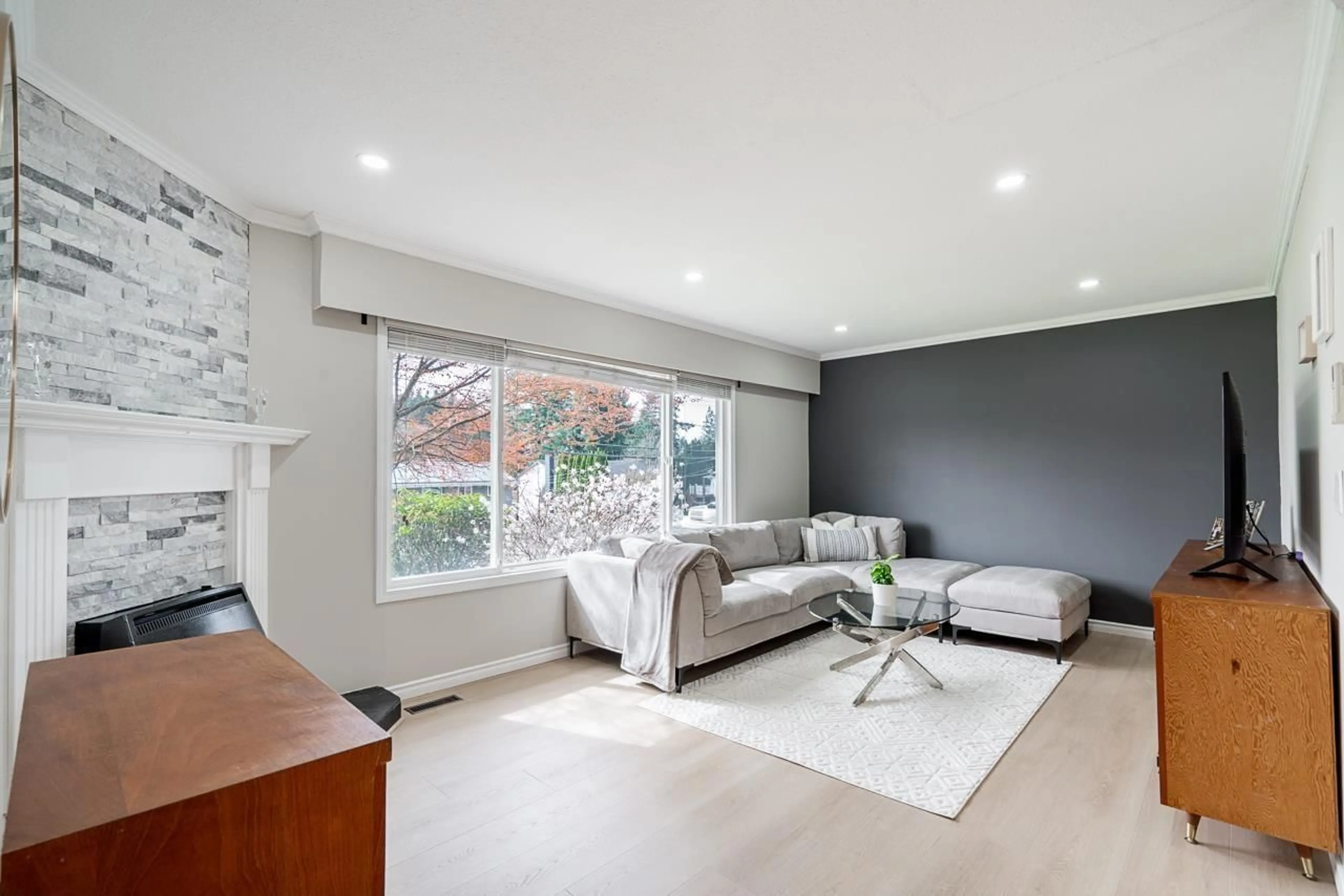 Living room with furniture, unknown for 32157 HOLIDAY AVENUE, Mission British Columbia V2V2N3