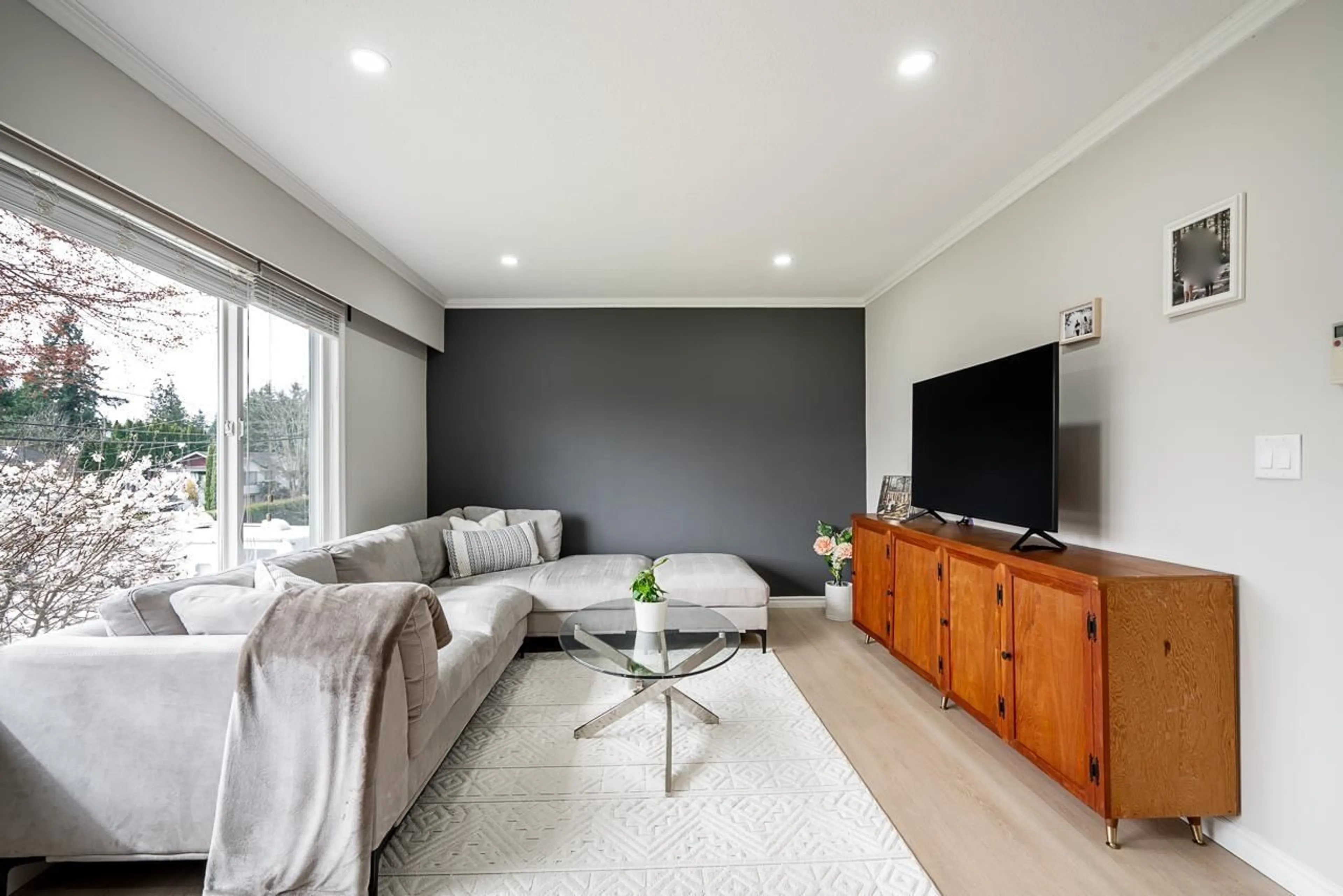 Living room with furniture, unknown for 32157 HOLIDAY AVENUE, Mission British Columbia V2V2N3