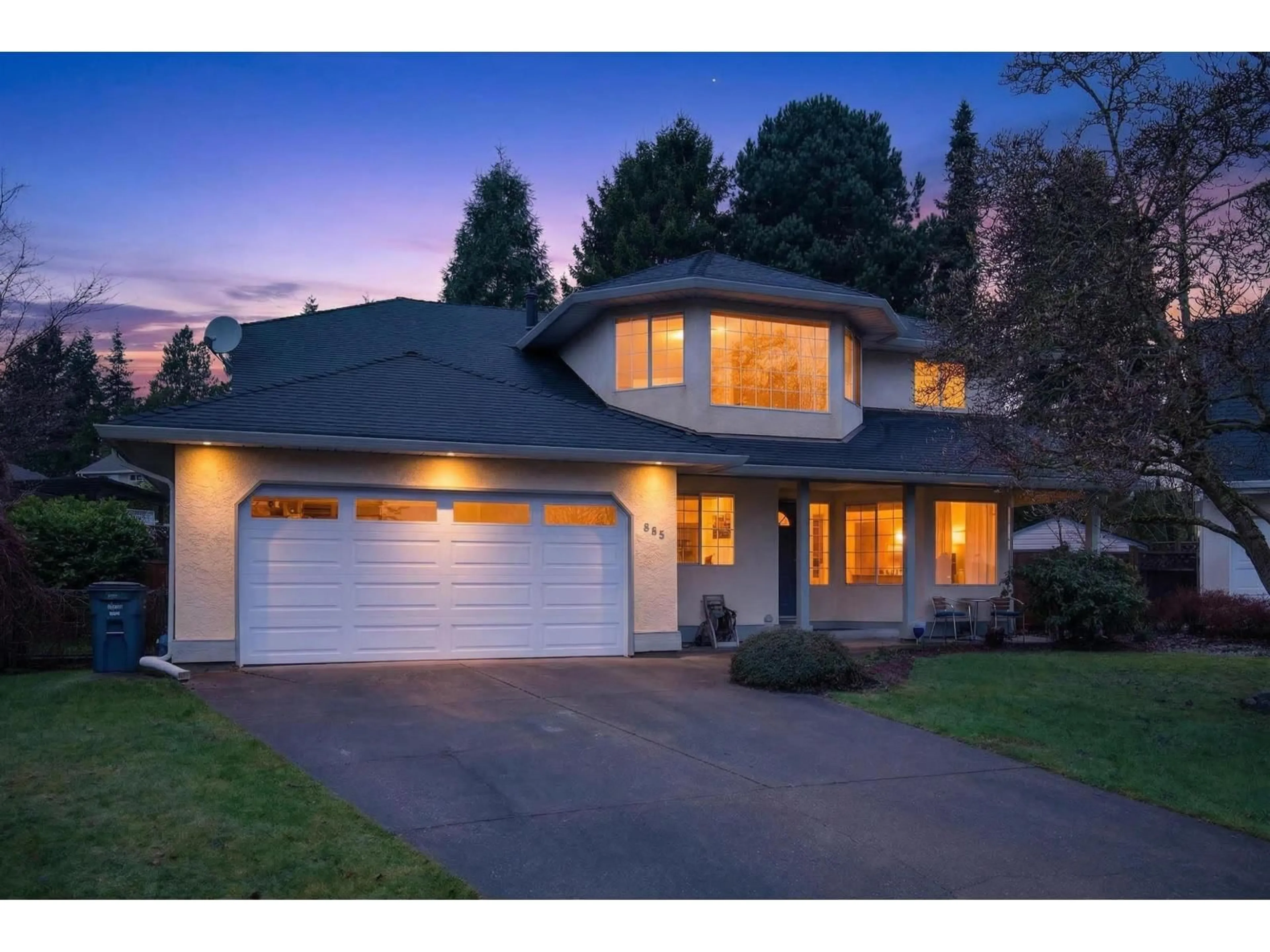 Home with vinyl exterior material, street for 885 165 STREET, Surrey British Columbia V4A9C1