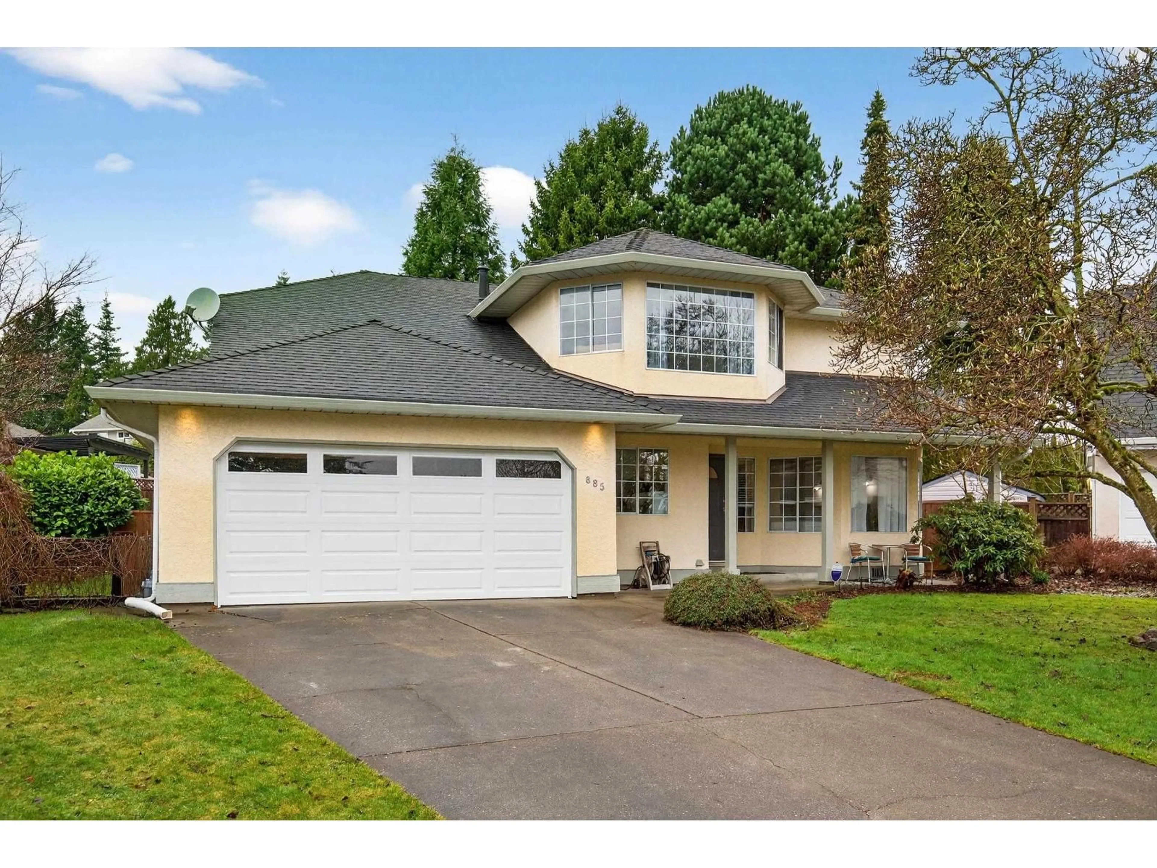 Home with vinyl exterior material, street for 885 165 STREET, Surrey British Columbia V4A9C1