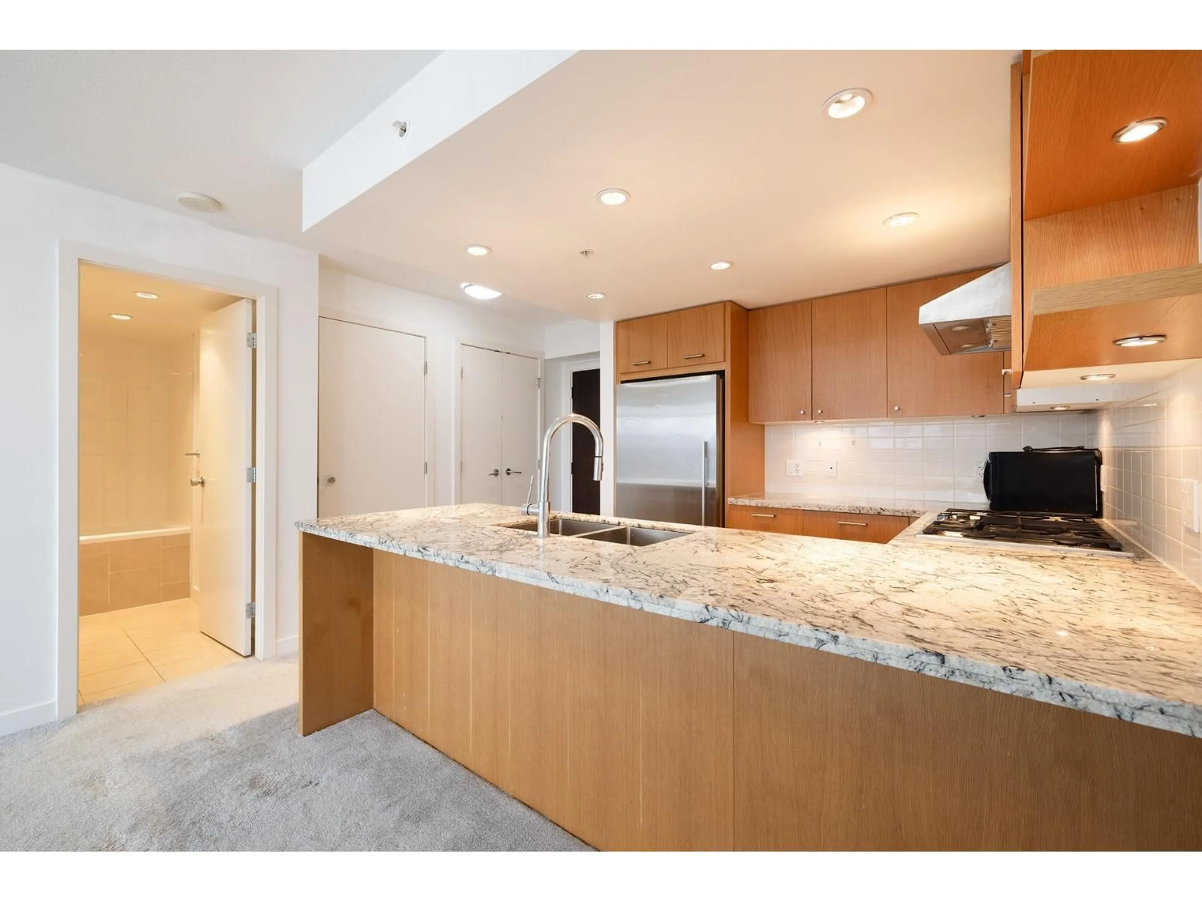 Open concept kitchen, ceramic/tile floor for 901 - 1455 GEORGE STREET, White Rock British Columbia V4B0A9