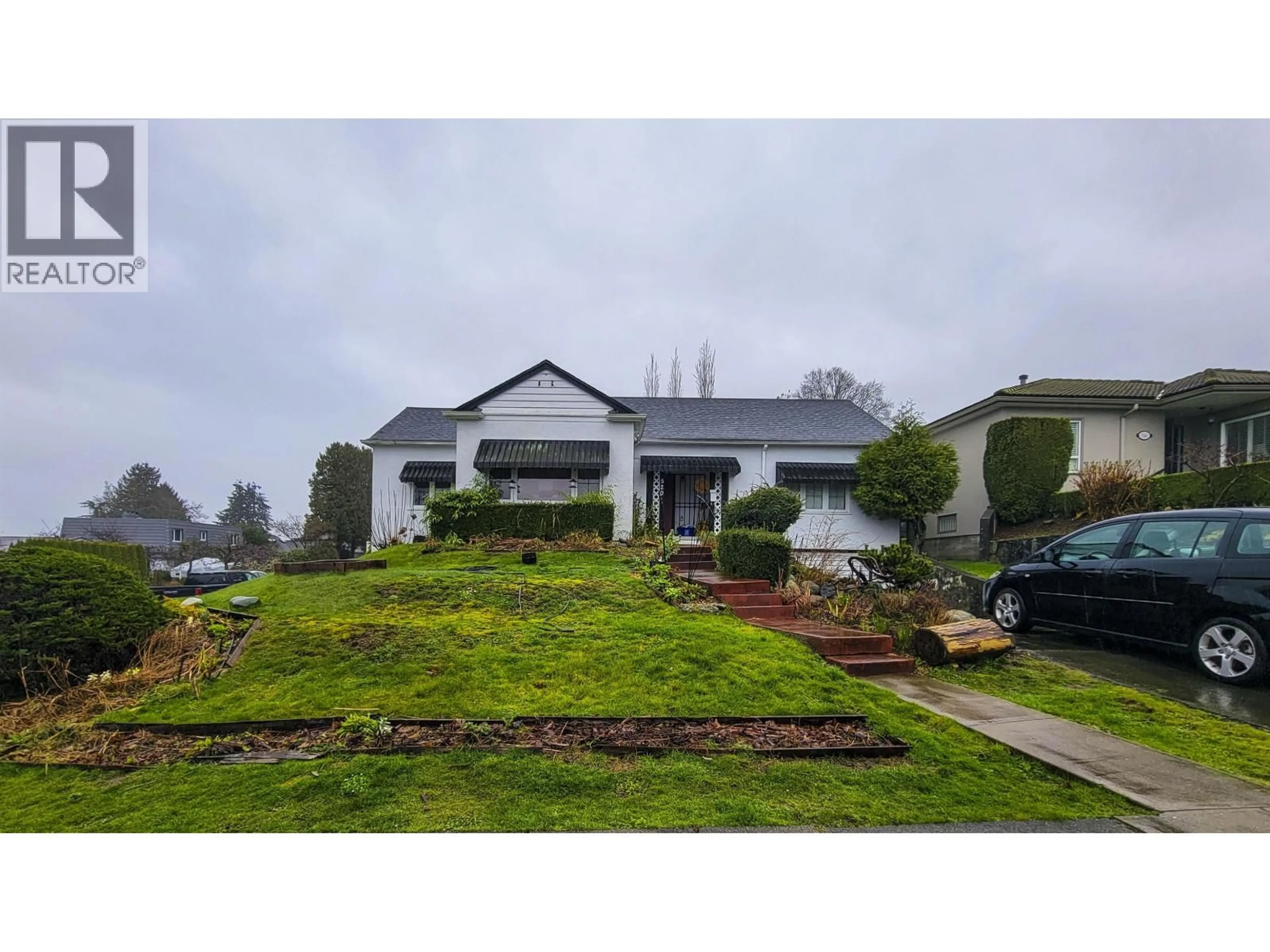 A pic from outside/outdoor area/front of a property/back of a property/a pic from drone, street for 520 BOUNDARY ROAD, Burnaby British Columbia V5K3T3