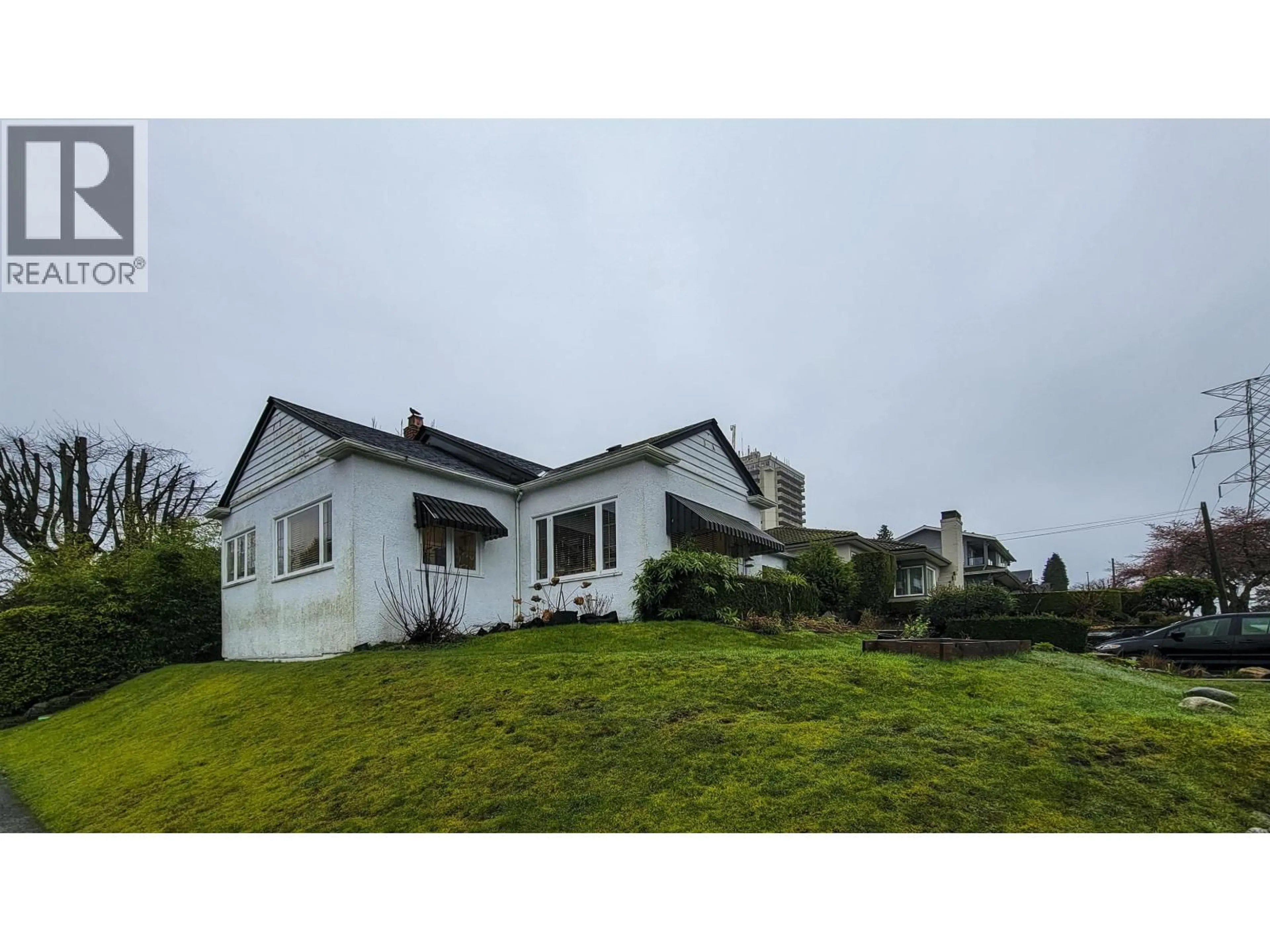 A pic from outside/outdoor area/front of a property/back of a property/a pic from drone, building for 520 BOUNDARY ROAD, Burnaby British Columbia V5K3T3