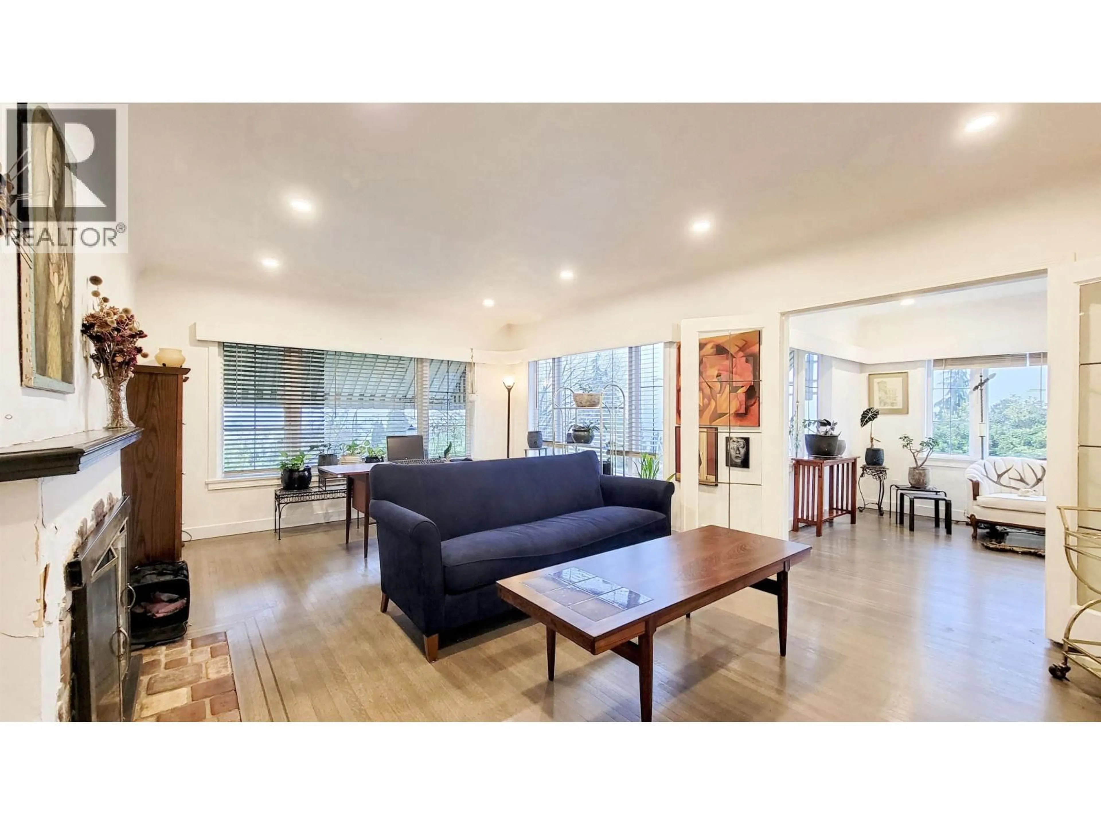 Living room with furniture, unknown for 520 BOUNDARY ROAD, Burnaby British Columbia V5K3T3