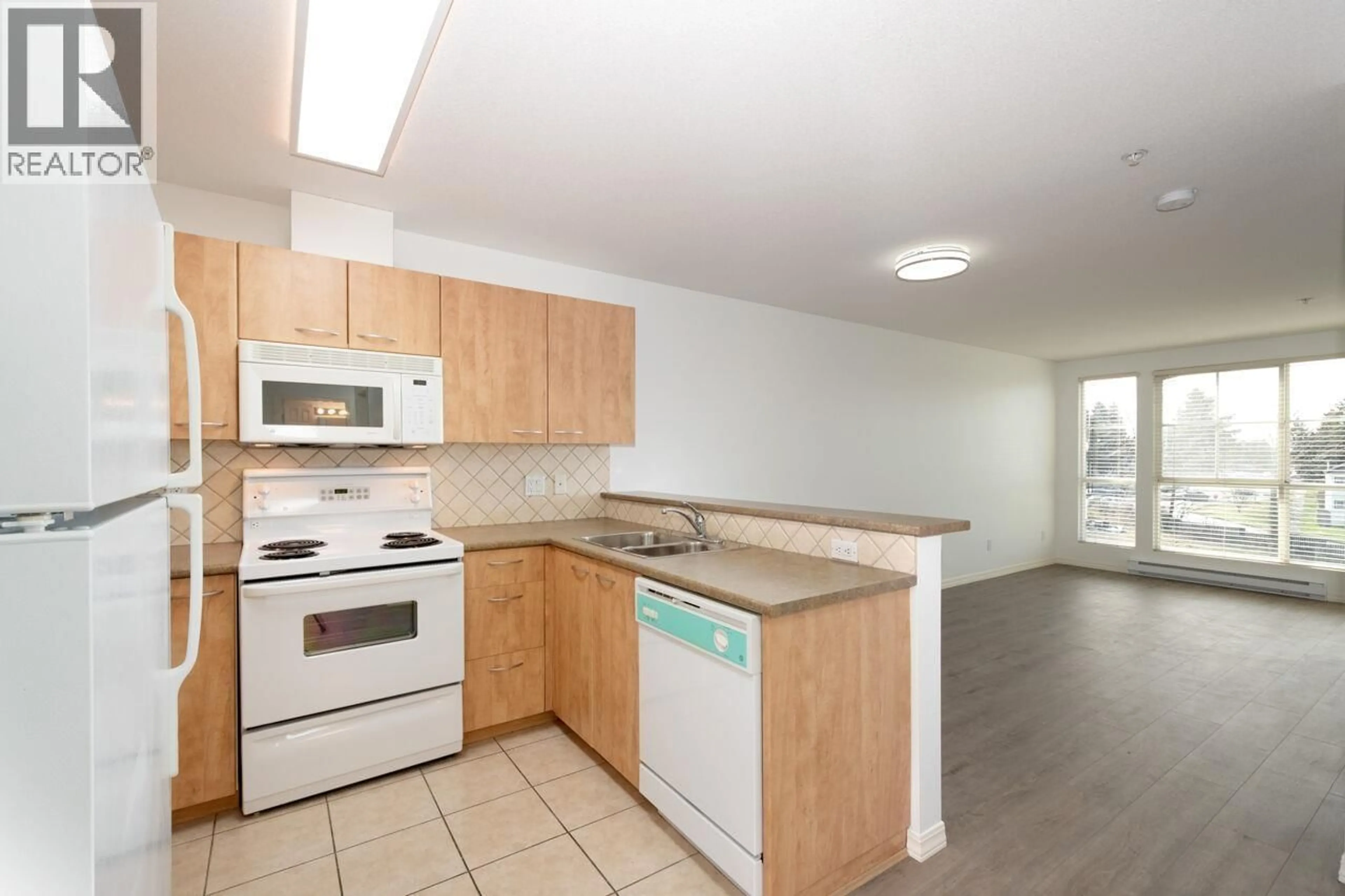 Standard kitchen, unknown for PH10 - 2973 KINGSWAY, Vancouver British Columbia V5R5J4