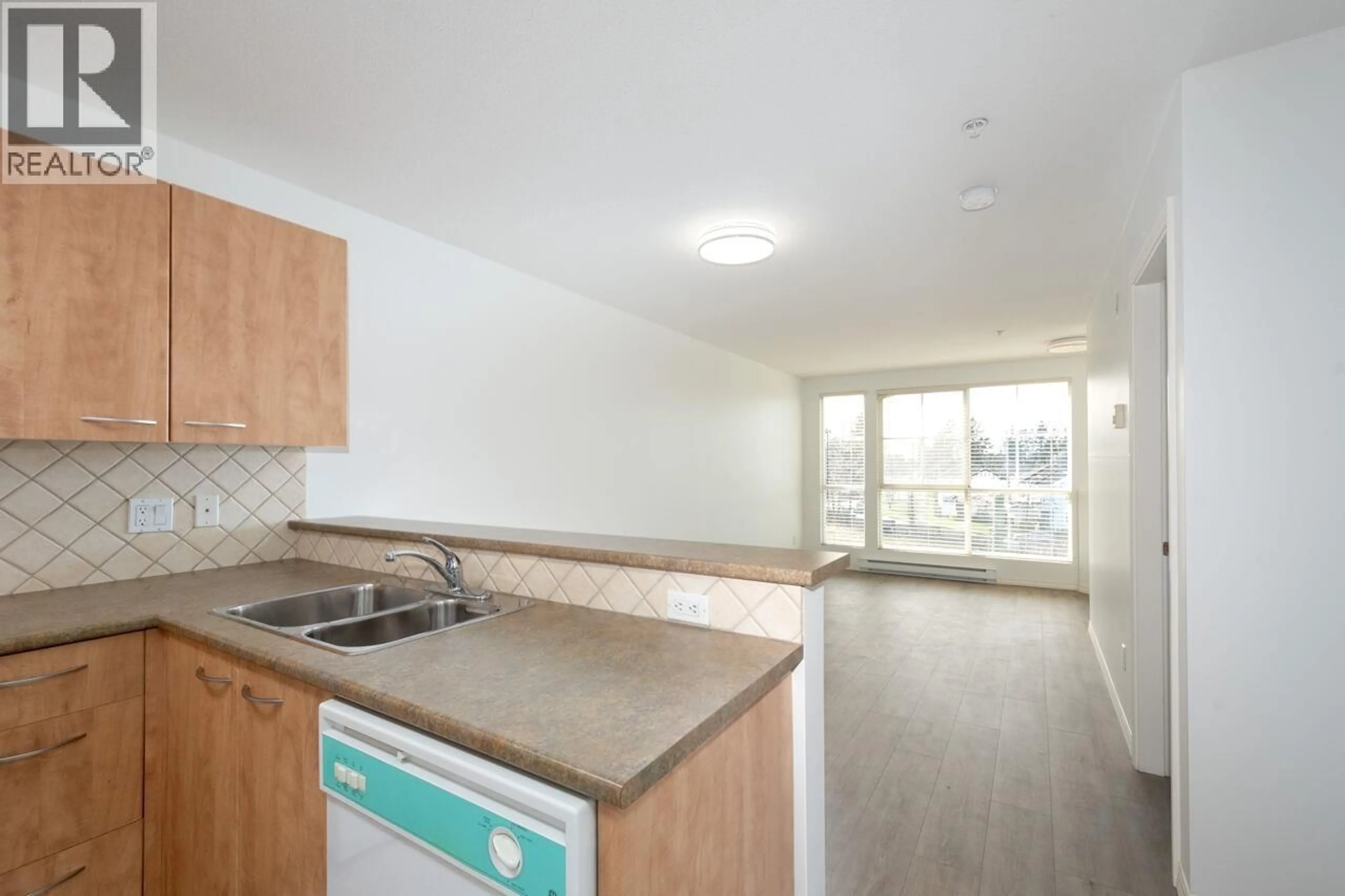 Standard kitchen, unknown for PH10 - 2973 KINGSWAY, Vancouver British Columbia V5R5J4