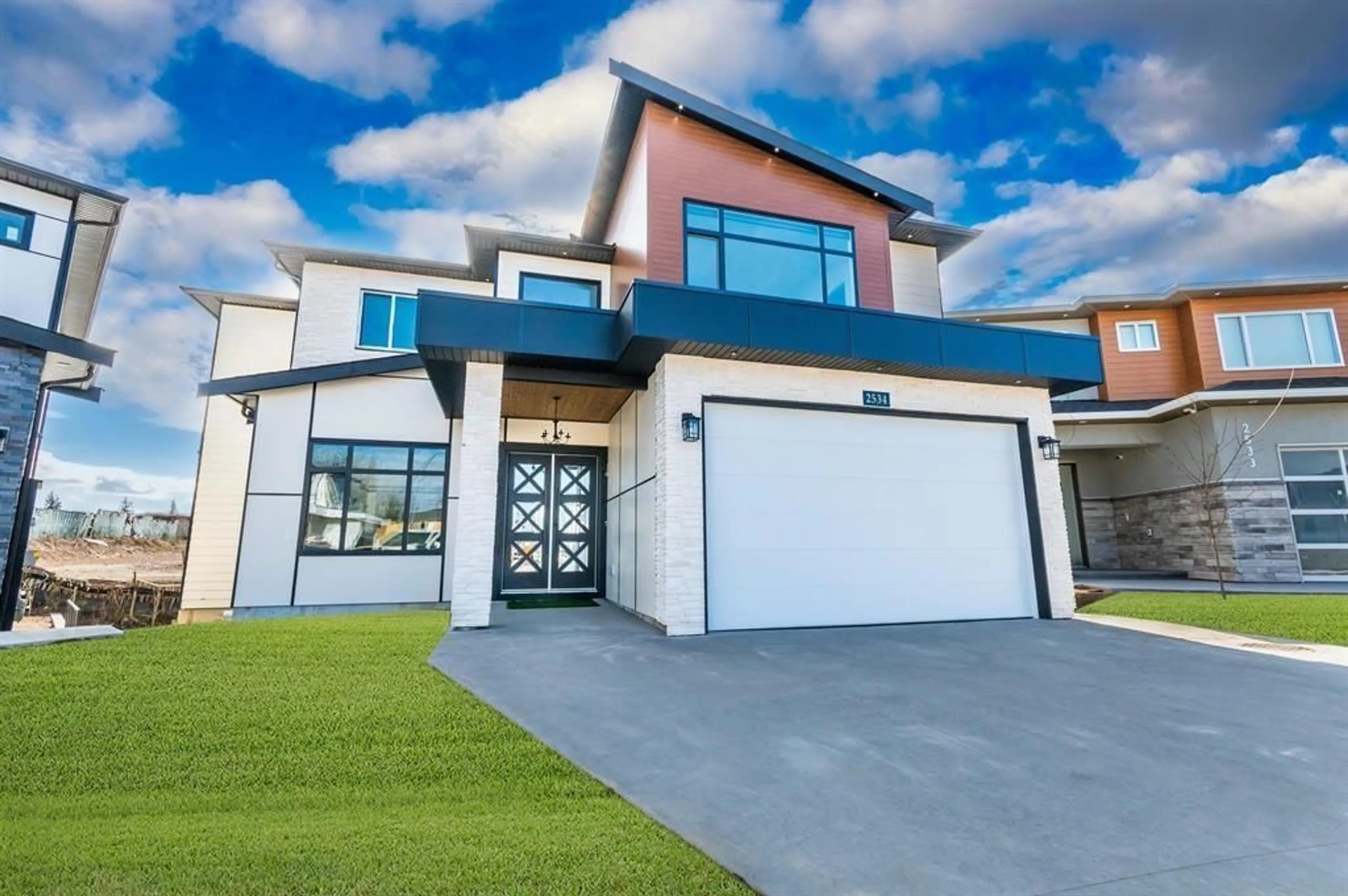 Home with vinyl exterior material, street for 2534 TERMINAL COURT, Abbotsford British Columbia V4X1L9