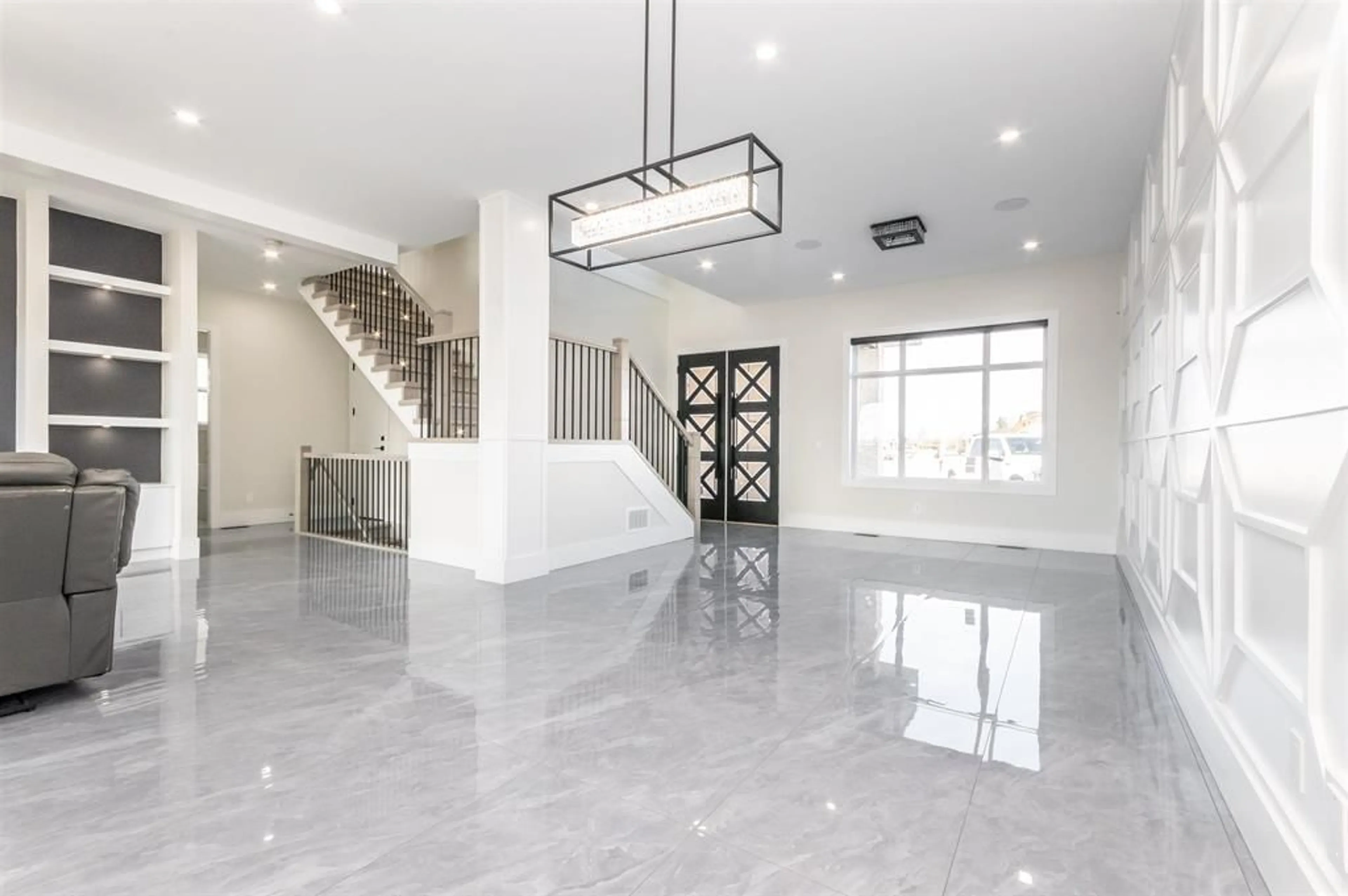 Indoor foyer for 2534 TERMINAL COURT, Abbotsford British Columbia V4X1L9