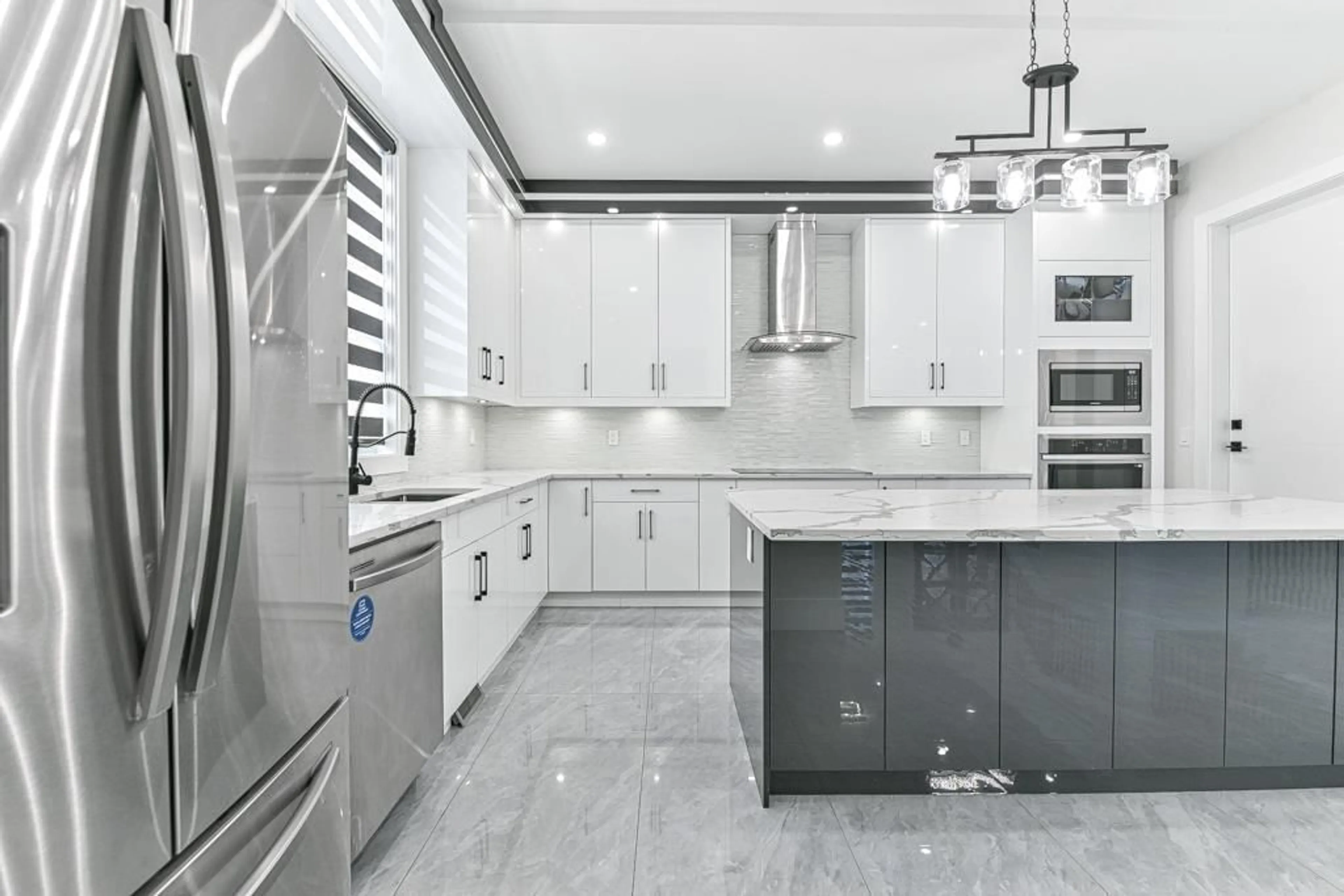 Contemporary kitchen, ceramic/tile floor for 2534 TERMINAL COURT, Abbotsford British Columbia V4X1L9