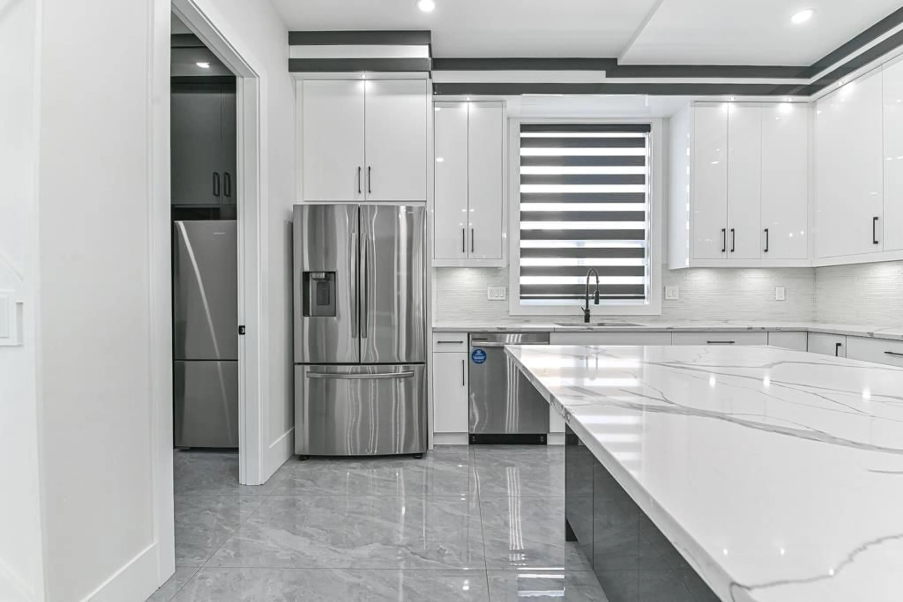 Contemporary kitchen, ceramic/tile floor for 2534 TERMINAL COURT, Abbotsford British Columbia V4X1L9