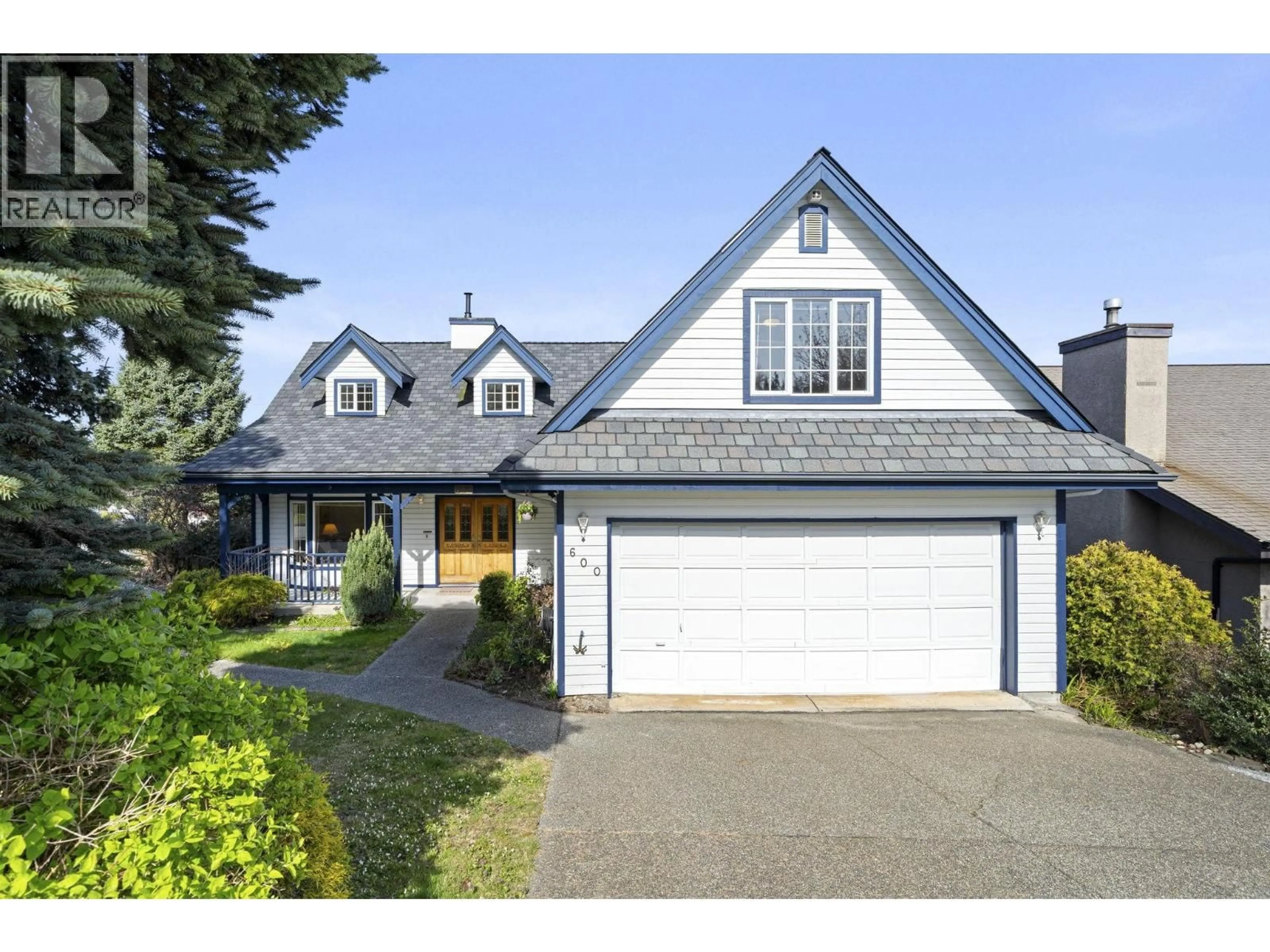 Home with vinyl exterior material, street for 600 CLEARWATER WAY, Coquitlam British Columbia V3C5W4