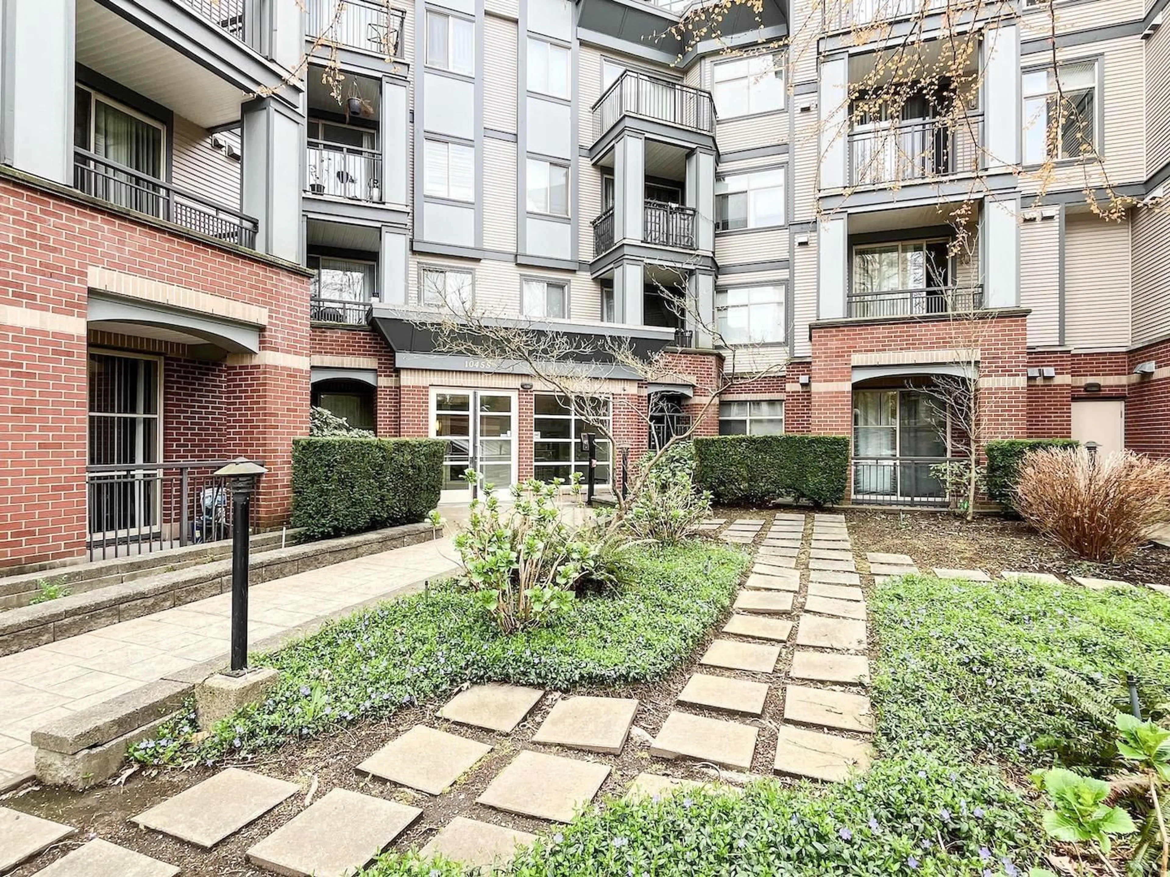 Patio, street for 208 - 10455 UNIVERSITY DRIVE, Surrey British Columbia V3T0A5