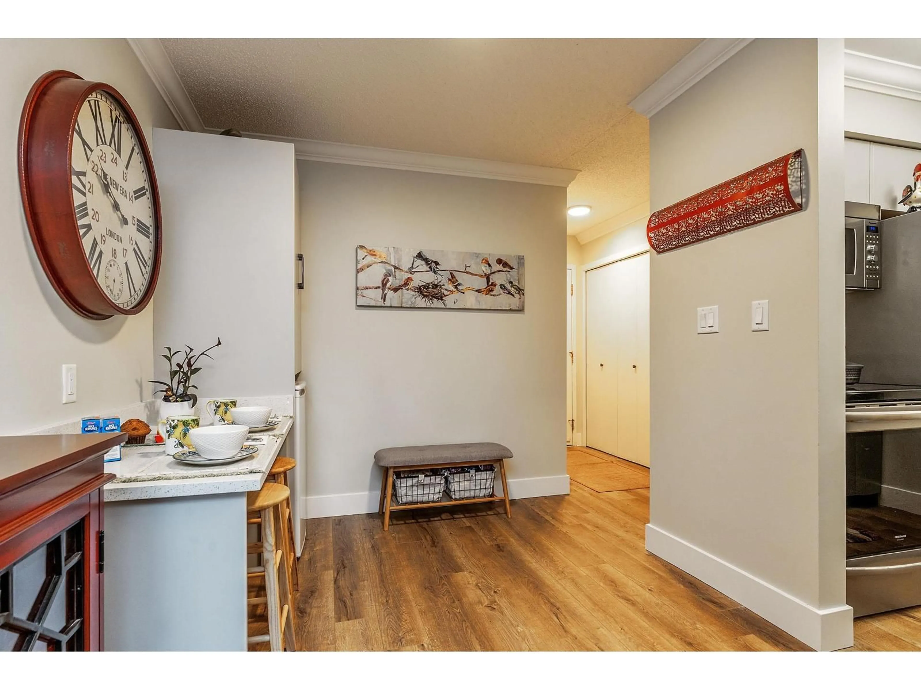 Indoor entryway for 203 - 17661 58A AVENUE, Surrey British Columbia V3S1N4