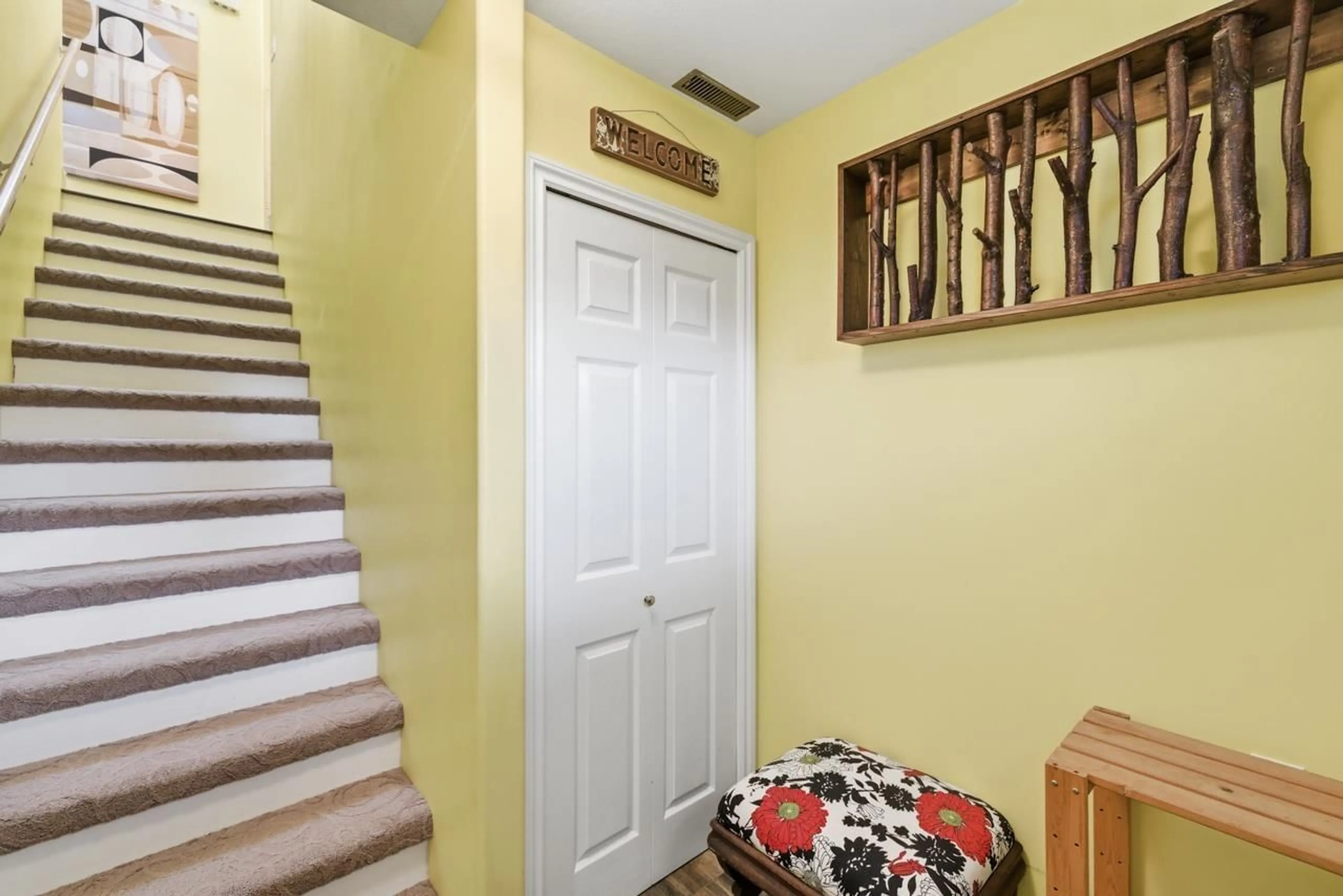 Indoor entryway for 33477 7TH AVENUE, Mission British Columbia V2V2E6