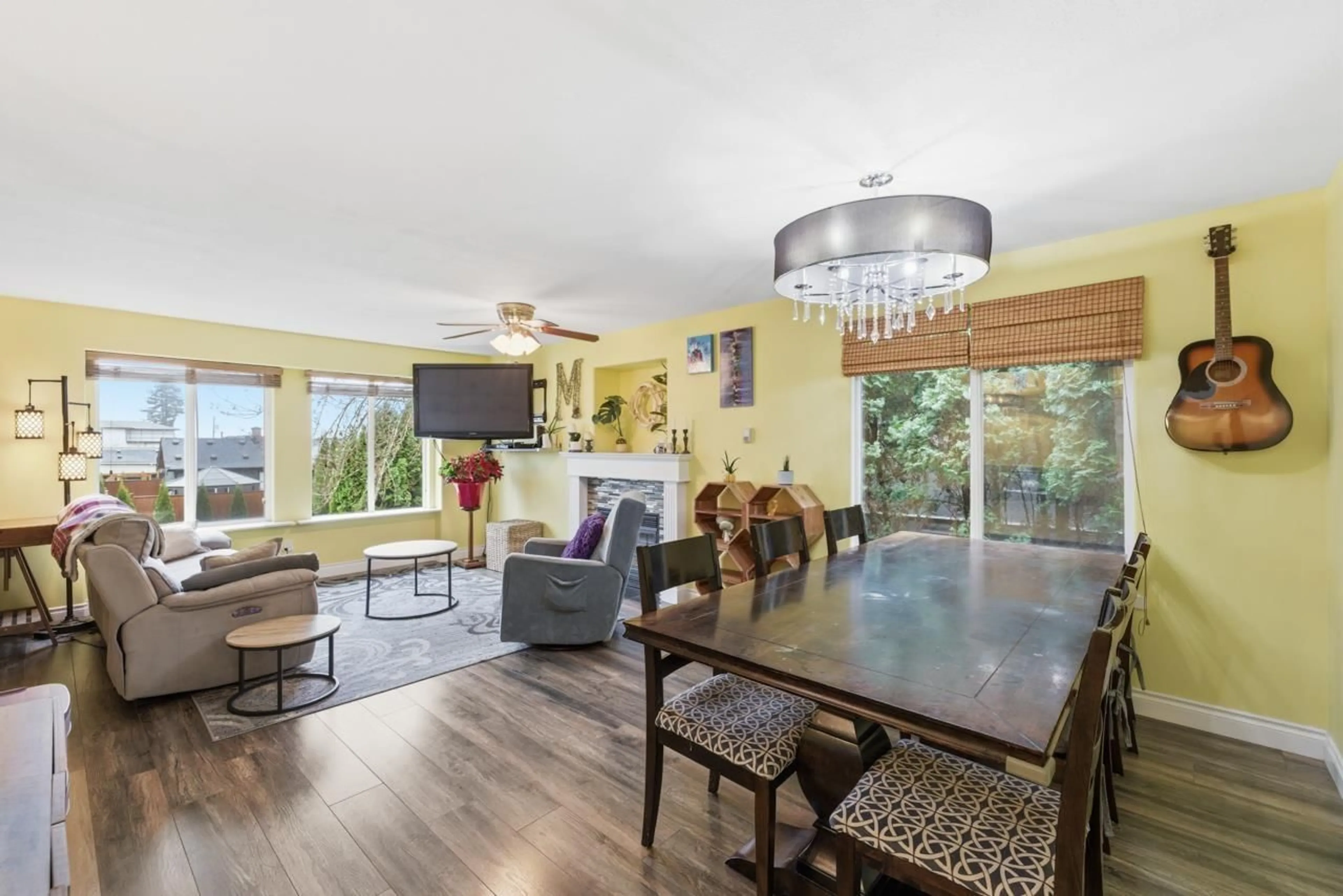 Dining room, wood/laminate floor for 33477 7TH AVENUE, Mission British Columbia V2V2E6