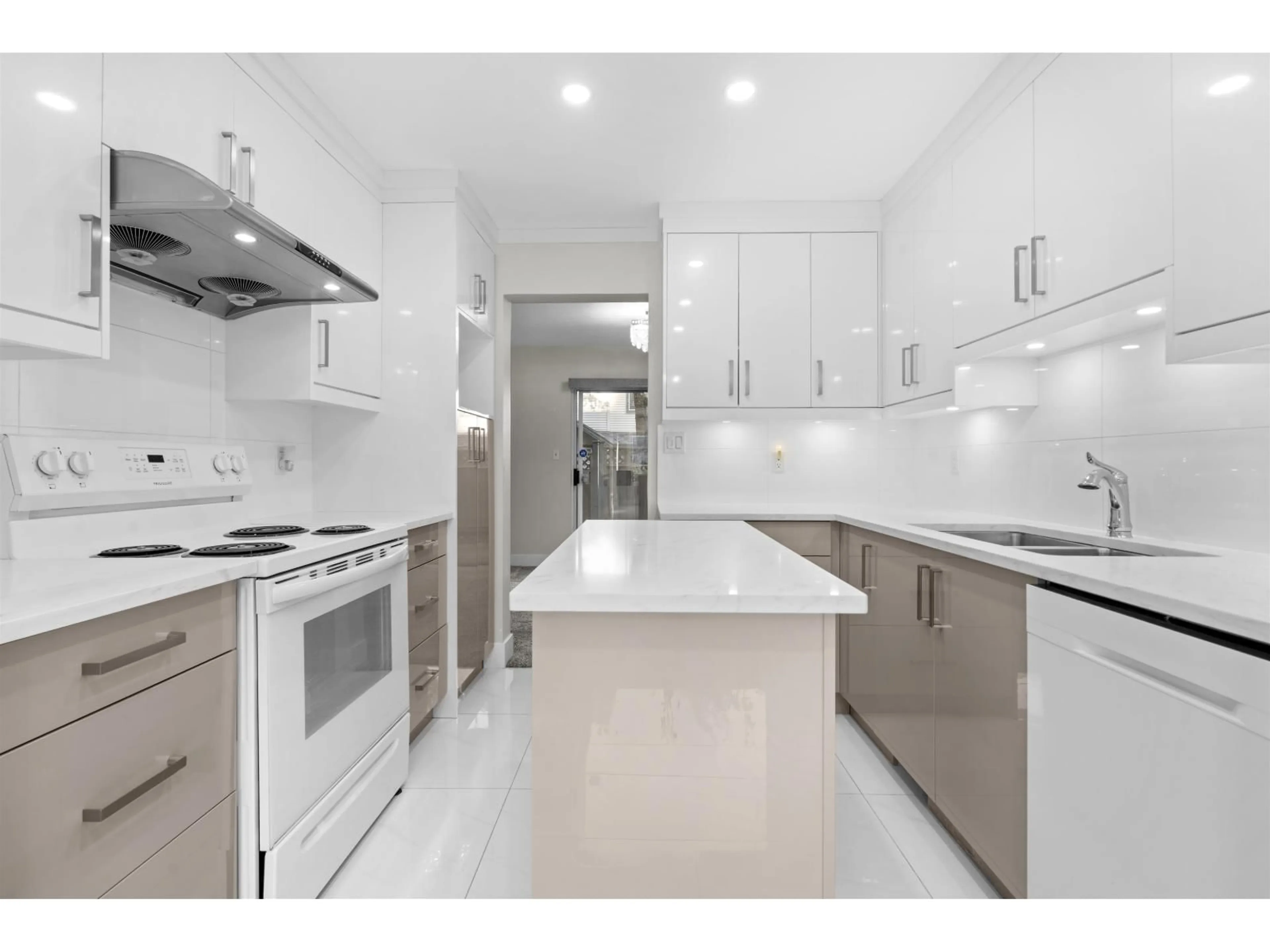 Unknown for 125 - 8655 KING GEORGE BOULEVARD, Surrey British Columbia V3W5C4