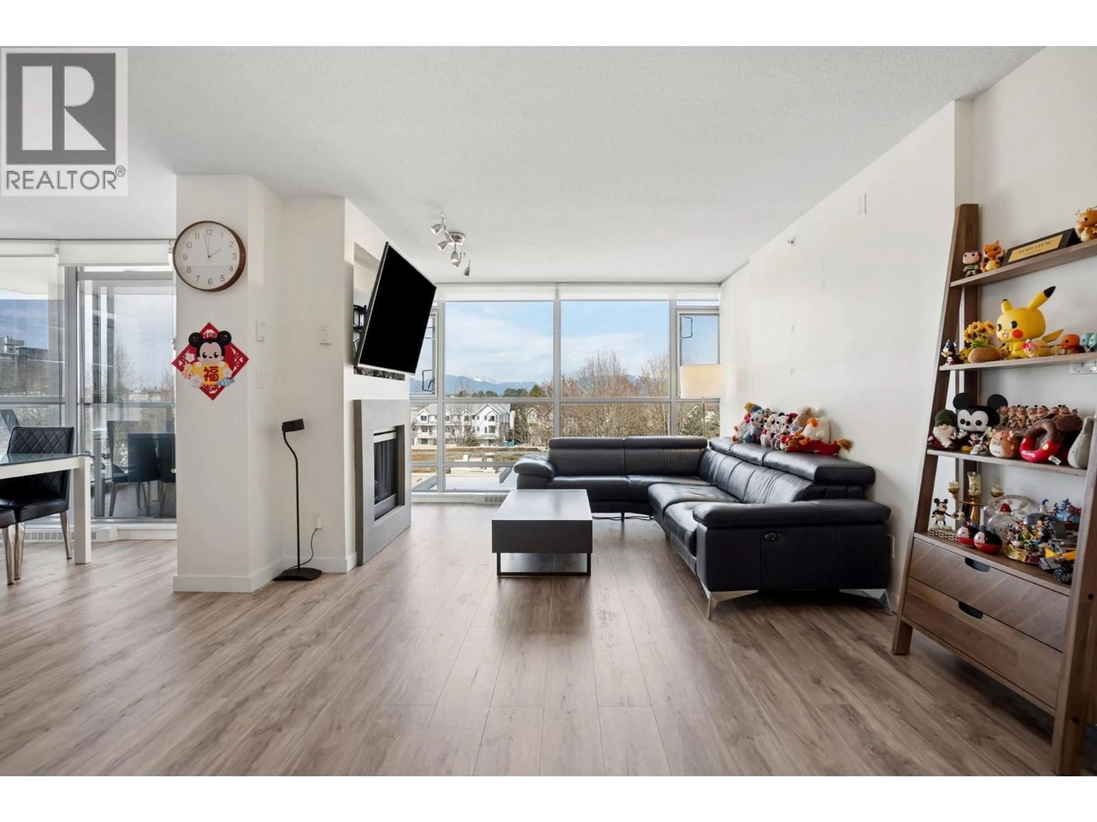 Living room with furniture, wood/laminate floor for 519 - 9373 HEMLOCK DRIVE, Richmond British Columbia V6Y0A9