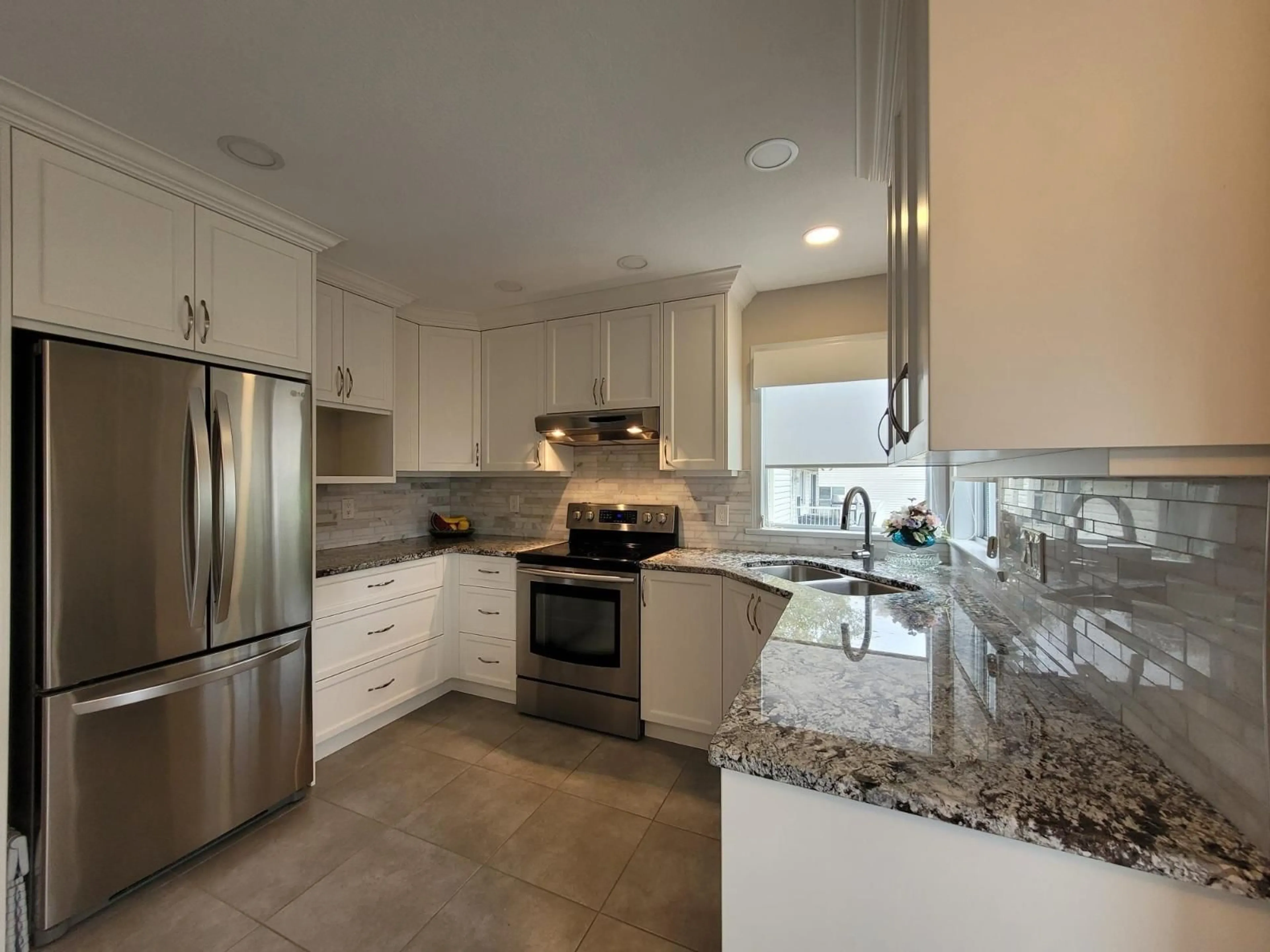 Contemporary kitchen, ceramic/tile floor for 3015 CASSIAR AVENUE, Abbotsford British Columbia V2S6B7