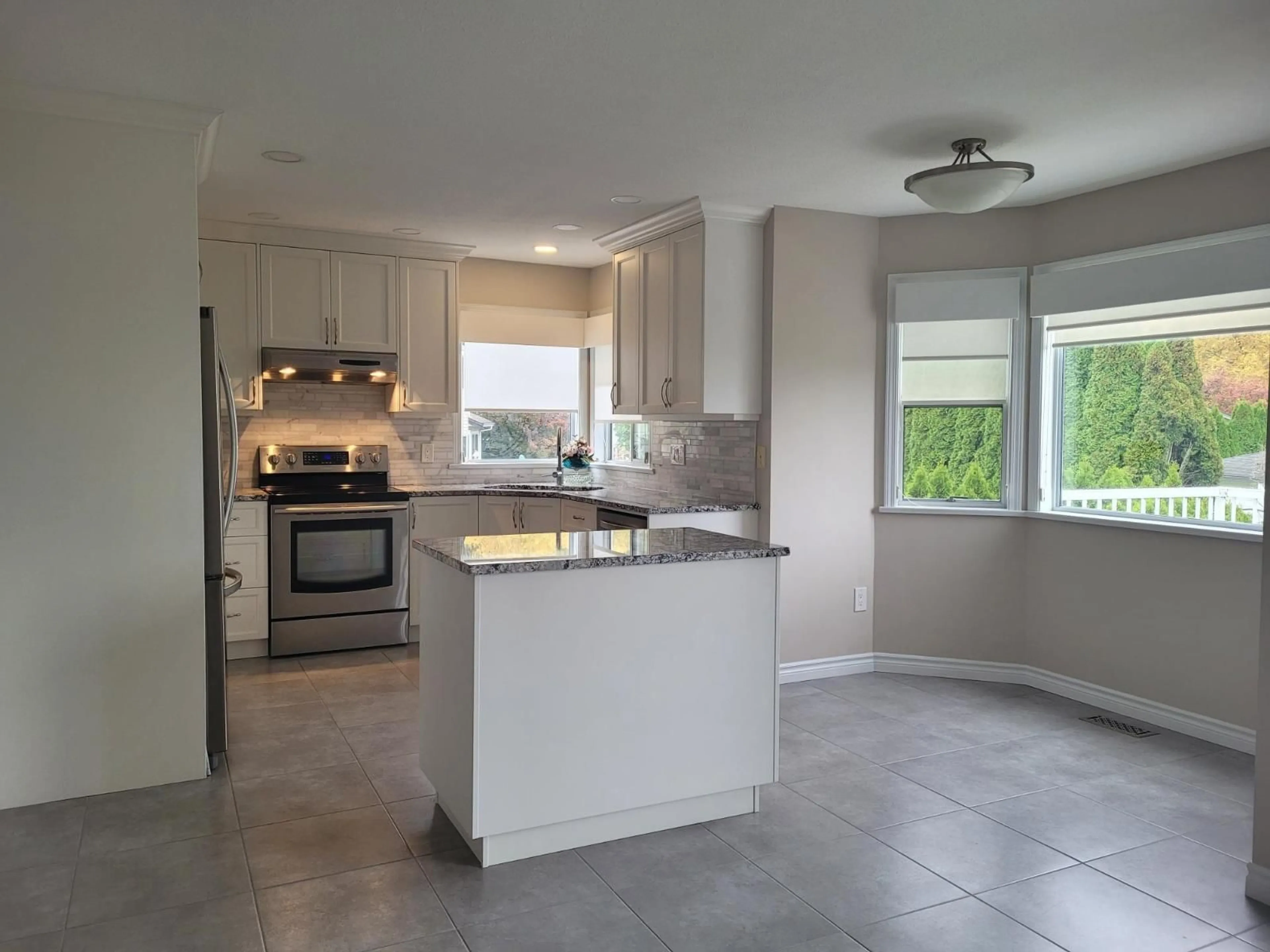 Open concept kitchen, ceramic/tile floor for 3015 CASSIAR AVENUE, Abbotsford British Columbia V2S6B7