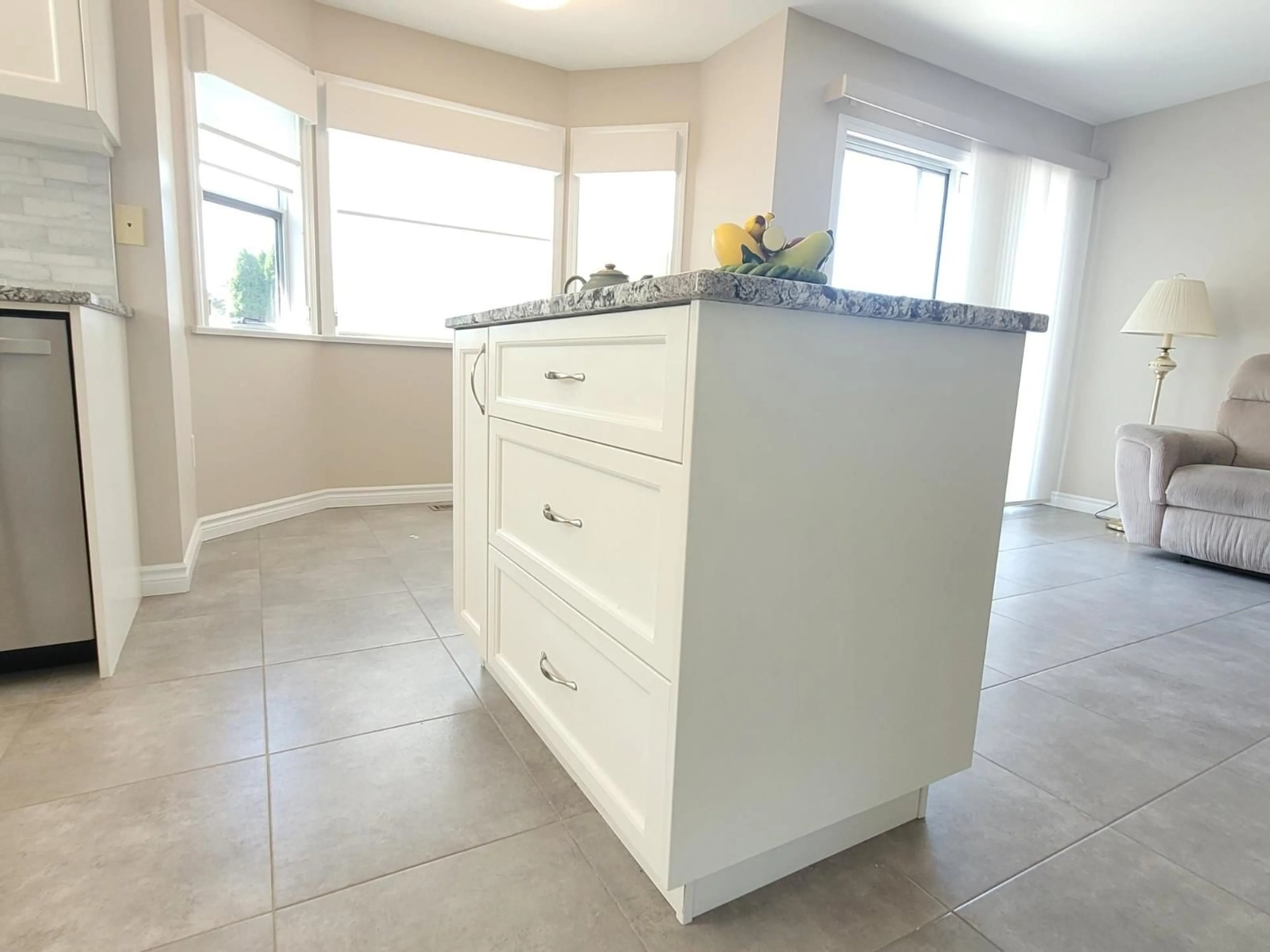 Open concept kitchen, ceramic/tile floor for 3015 CASSIAR AVENUE, Abbotsford British Columbia V2S6B7