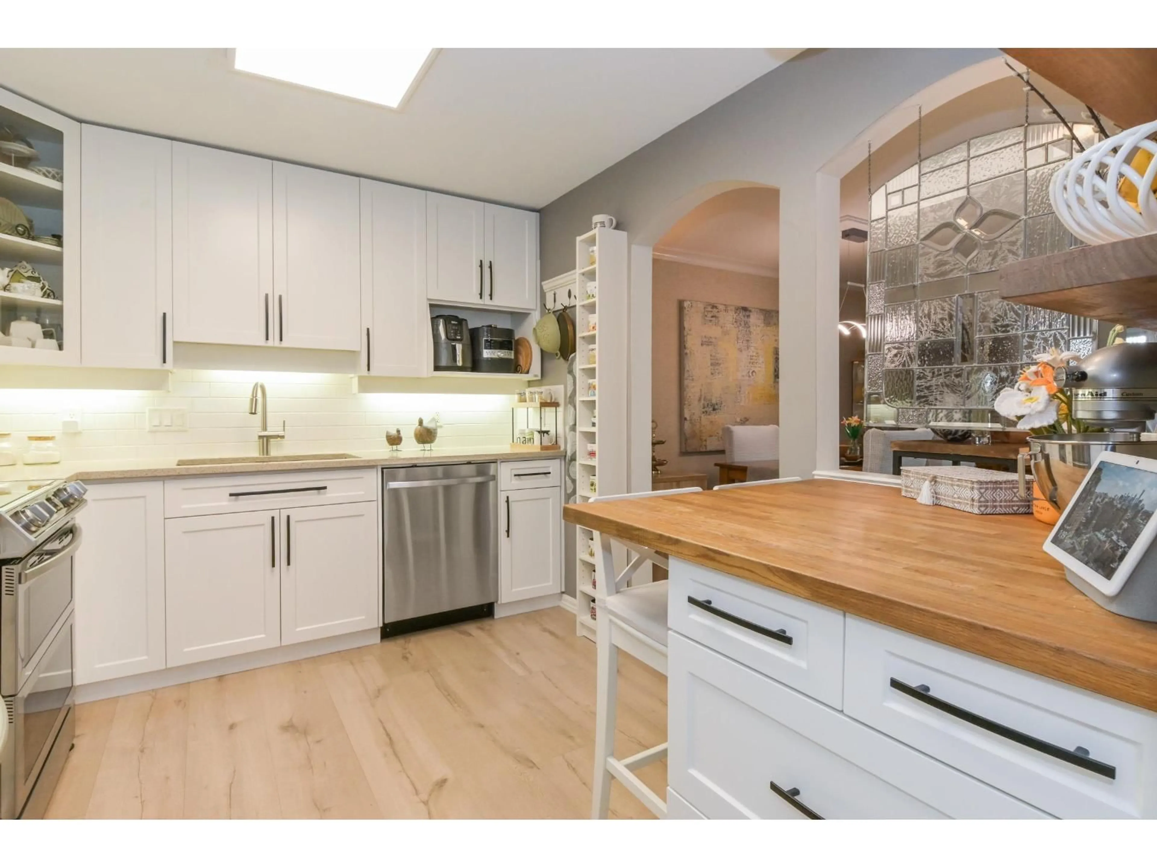 Open concept kitchen, wood/laminate floor for 103 - 17727 58 AVENUE, Surrey British Columbia V3S1L5