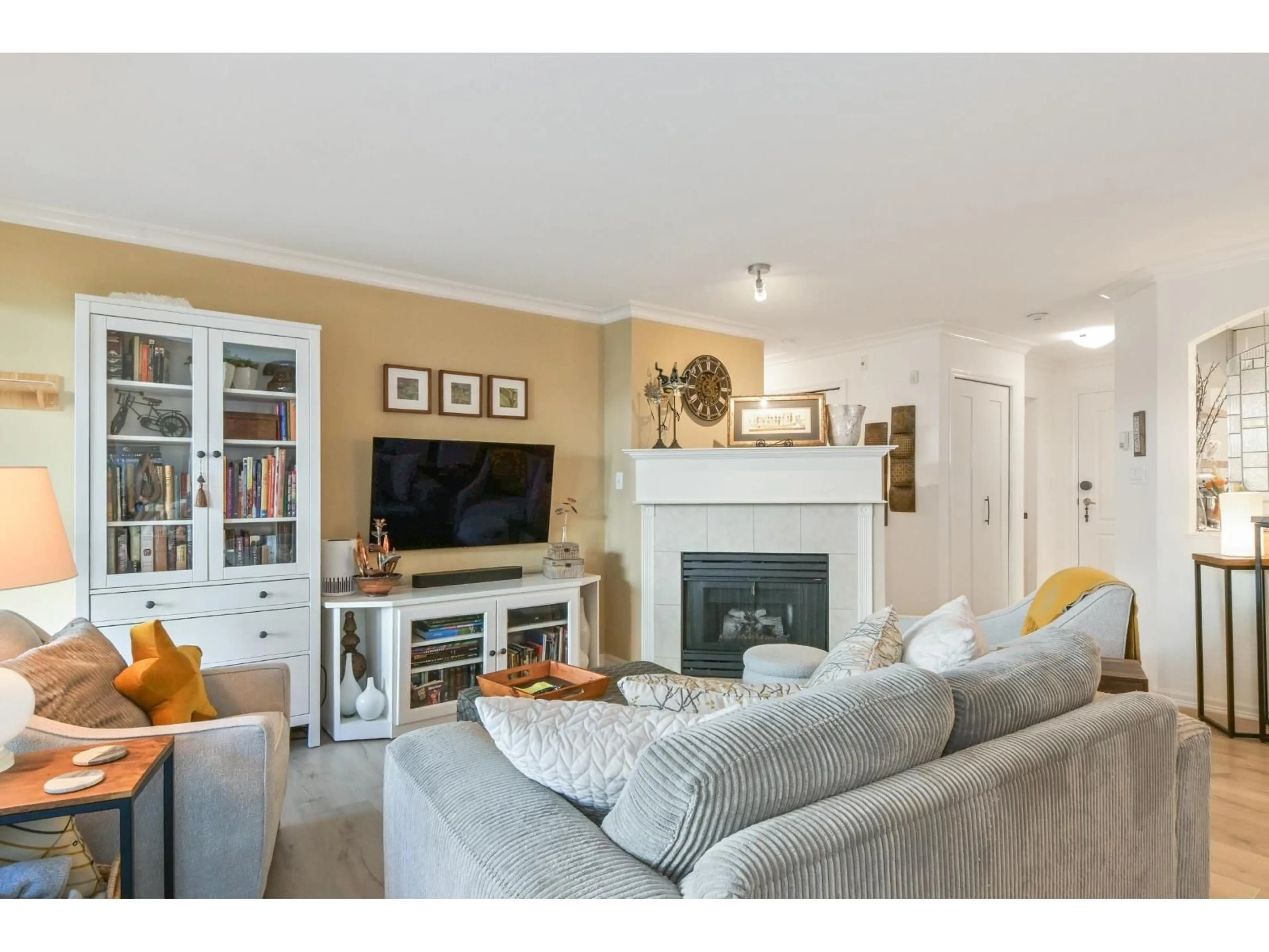 Living room with furniture, wood/laminate floor for 103 - 17727 58 AVENUE, Surrey British Columbia V3S1L5