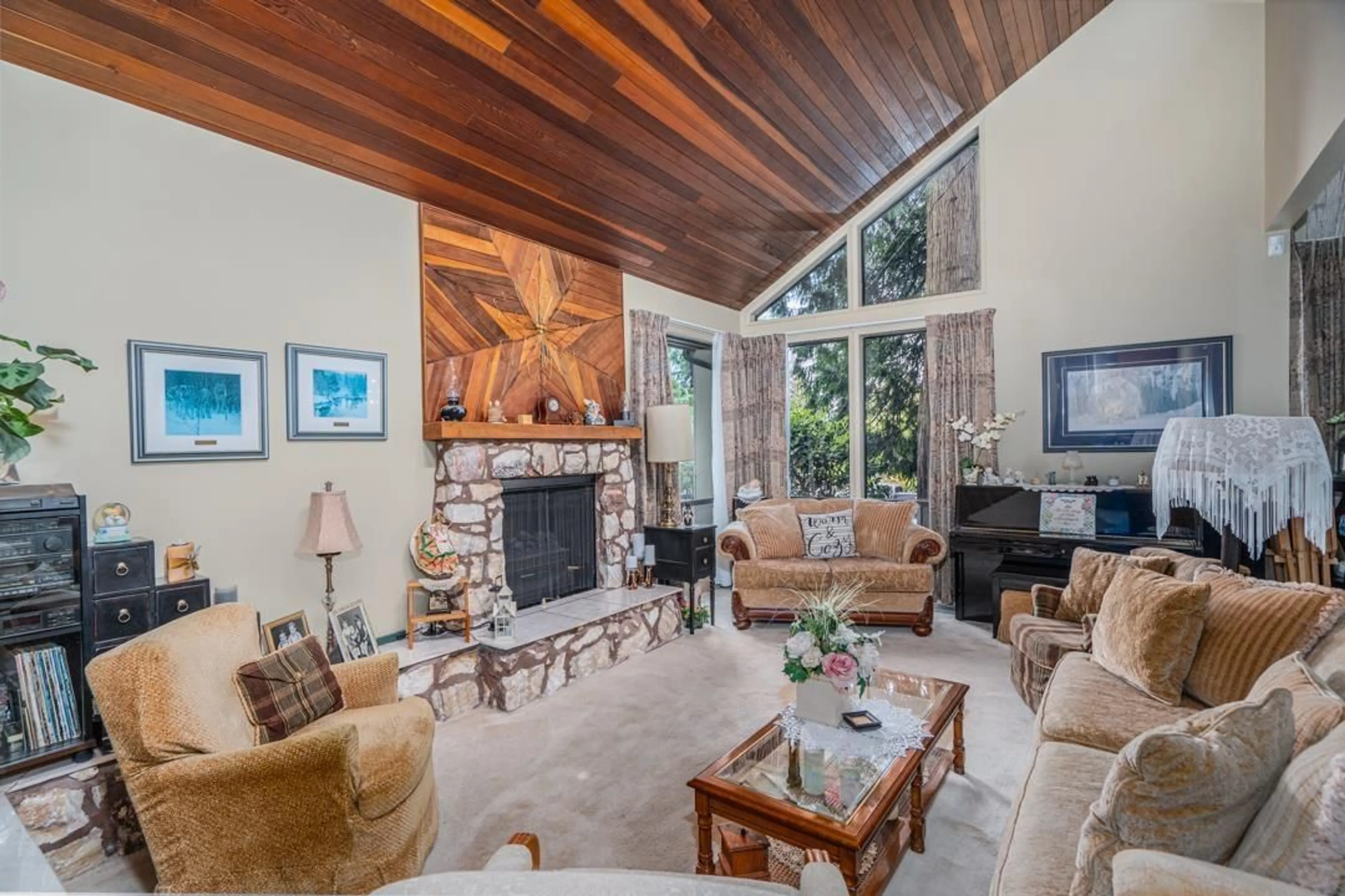 Living room with furniture, unknown for 1961 DAHL CRESCENT, Abbotsford British Columbia V2S4B6