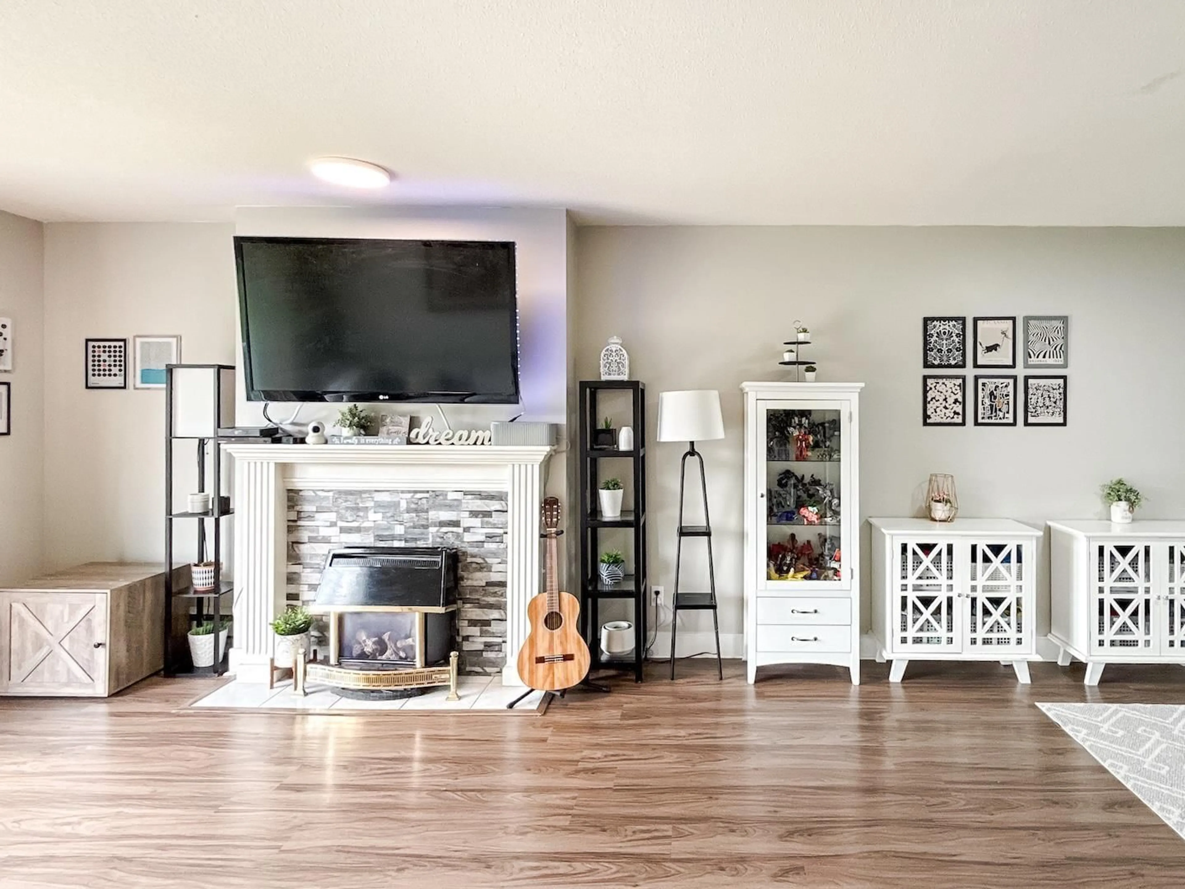 Living room with furniture, wood/laminate floor for 5 - 46350 CESSNA DRIVE, Chilliwack British Columbia V2P7W3