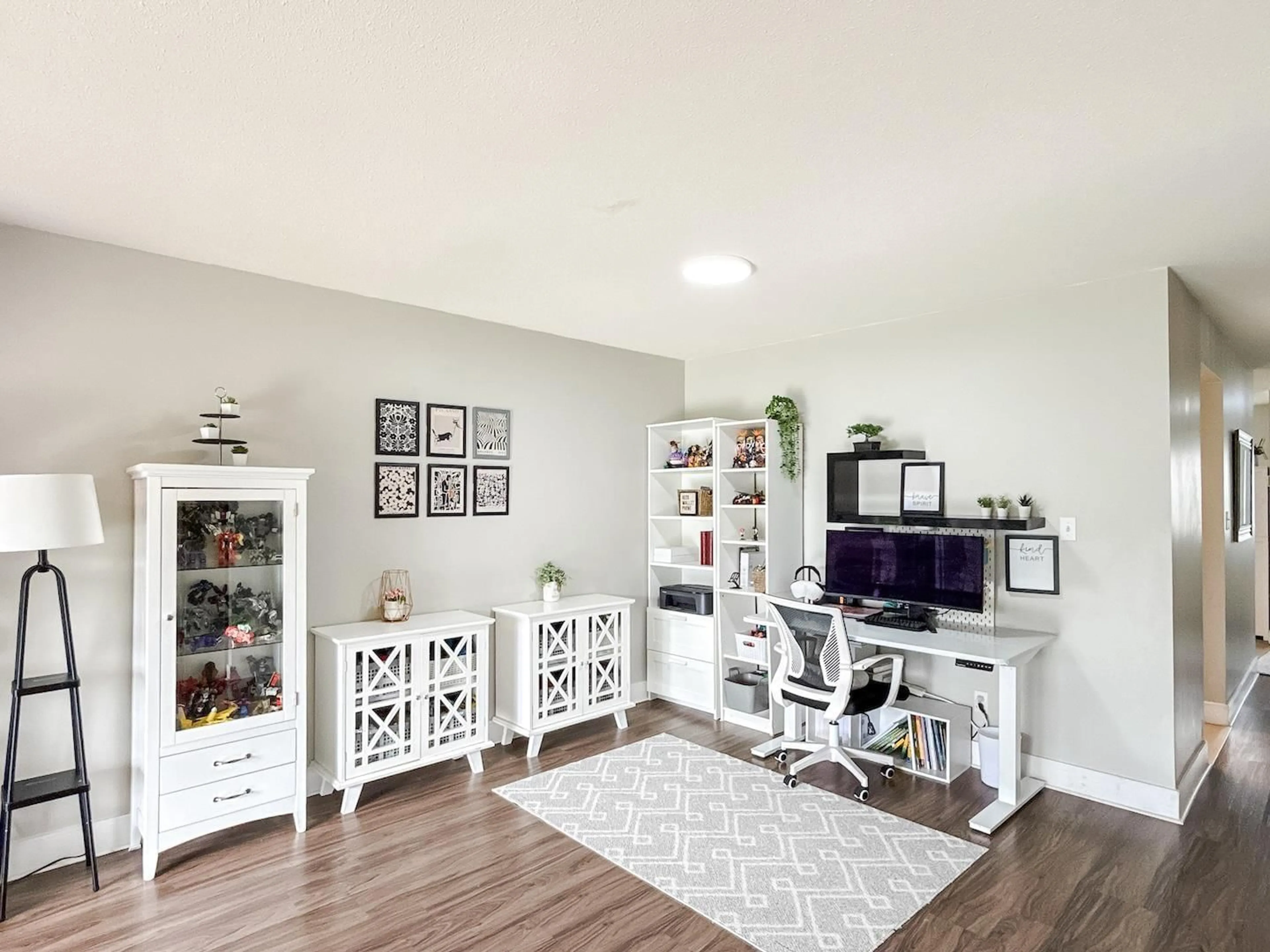 Living room with furniture, wood/laminate floor for 5 - 46350 CESSNA DRIVE, Chilliwack British Columbia V2P7W3