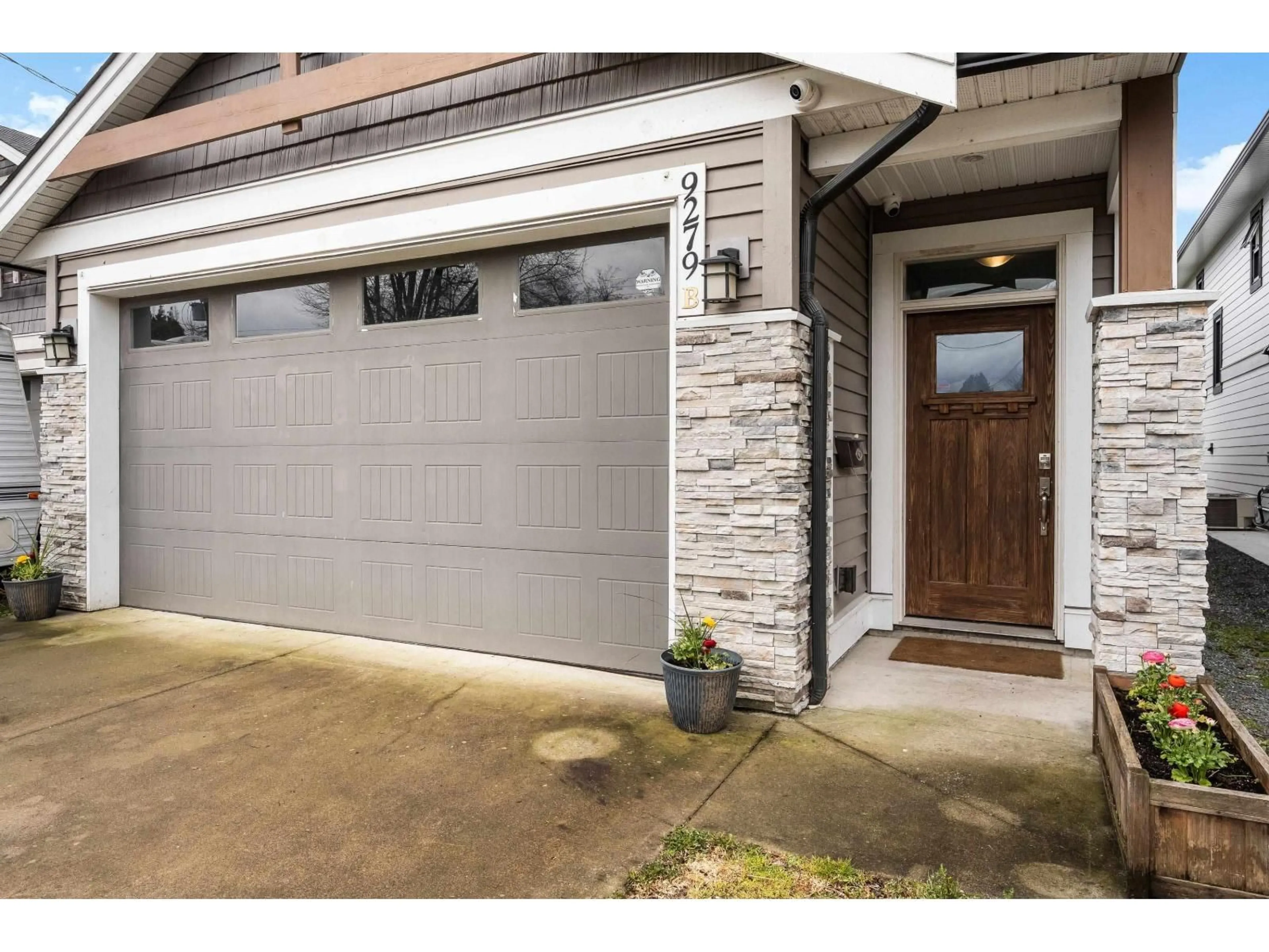 Indoor entryway for B - 9279 CARLETON STREET, Chilliwack British Columbia V2P6E1
