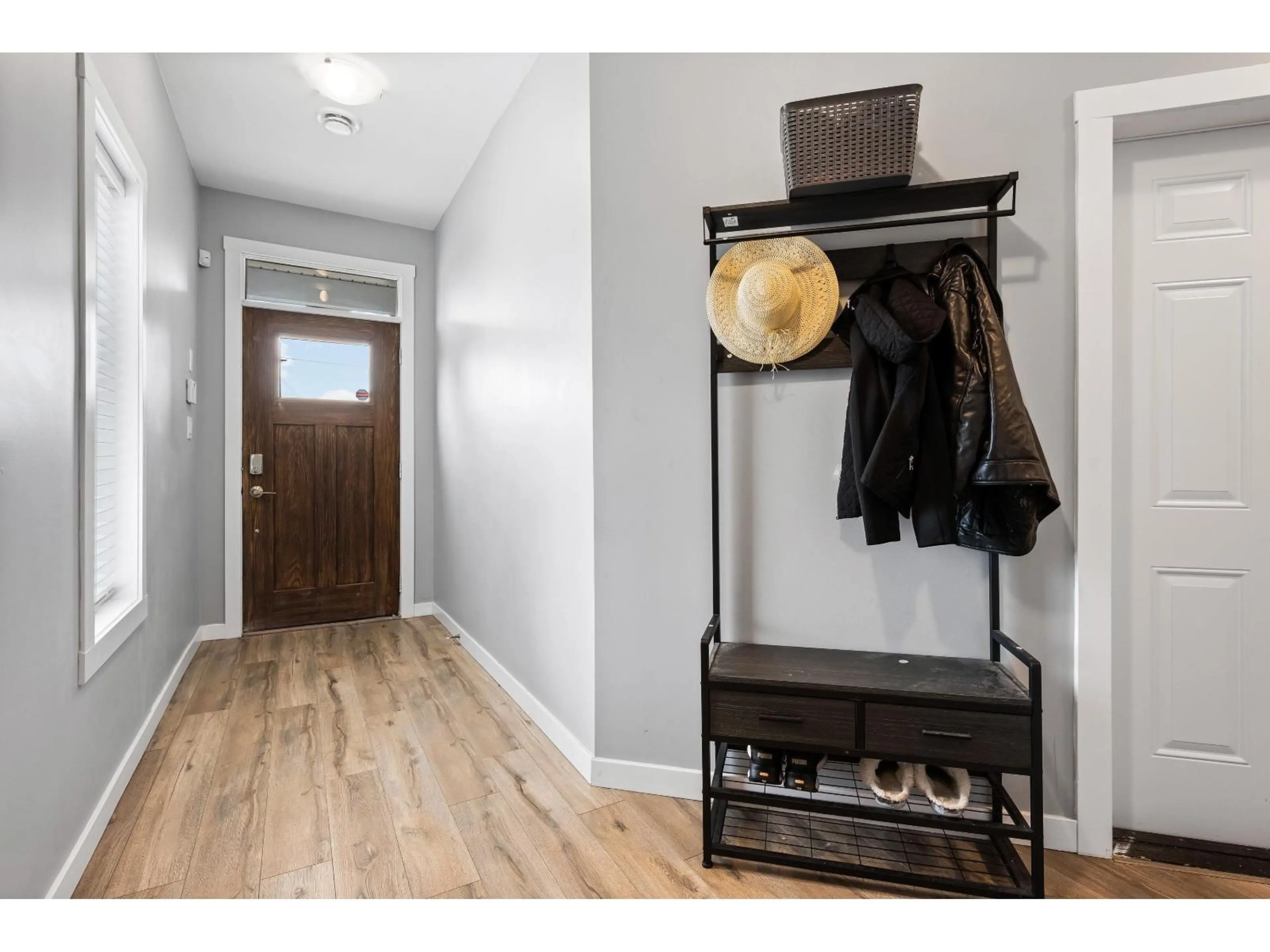 Indoor entryway for B - 9279 CARLETON STREET, Chilliwack British Columbia V2P6E1