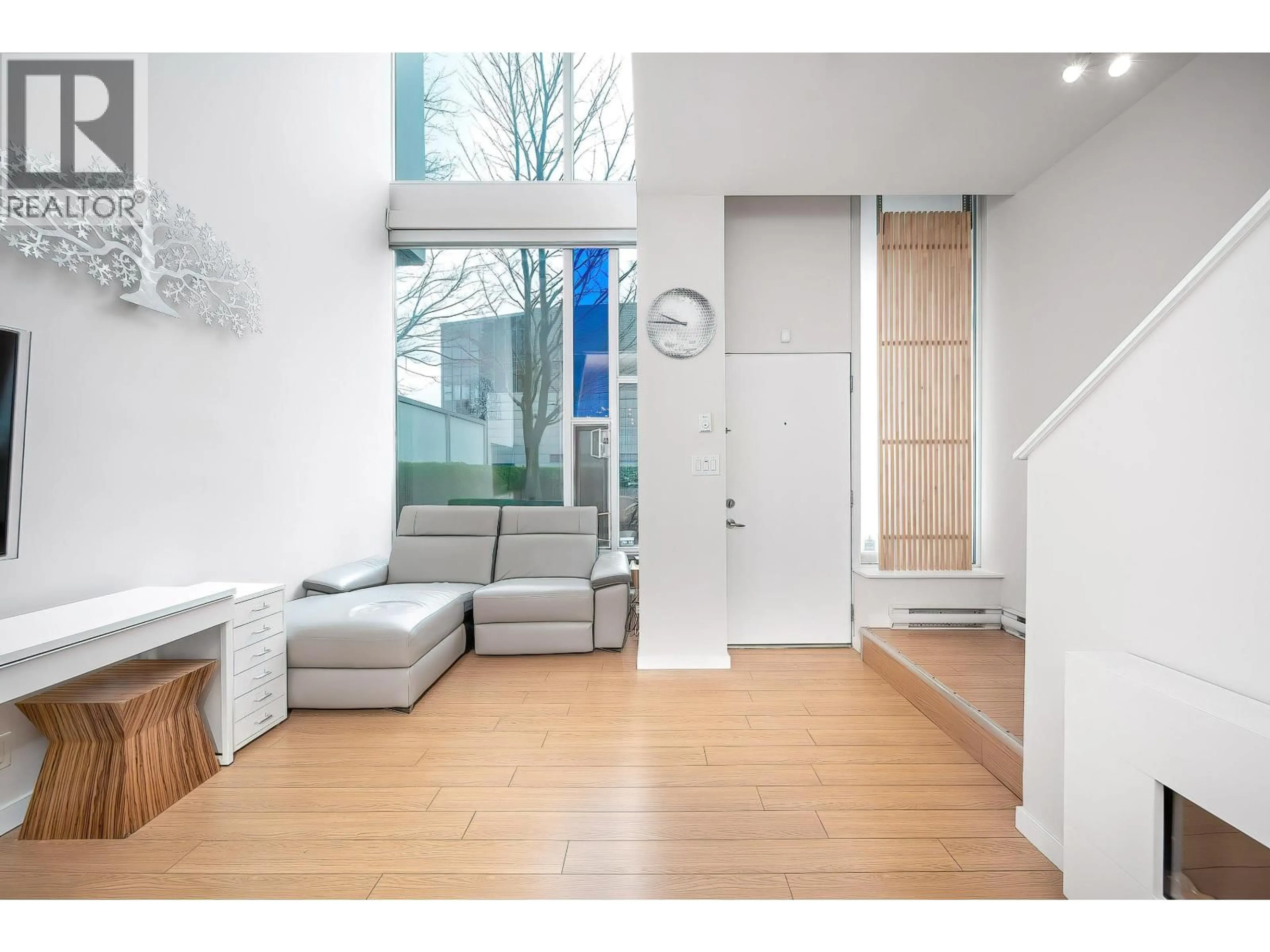 Indoor entryway for 119 REGIMENT SQUARE, Vancouver British Columbia V6B1X5