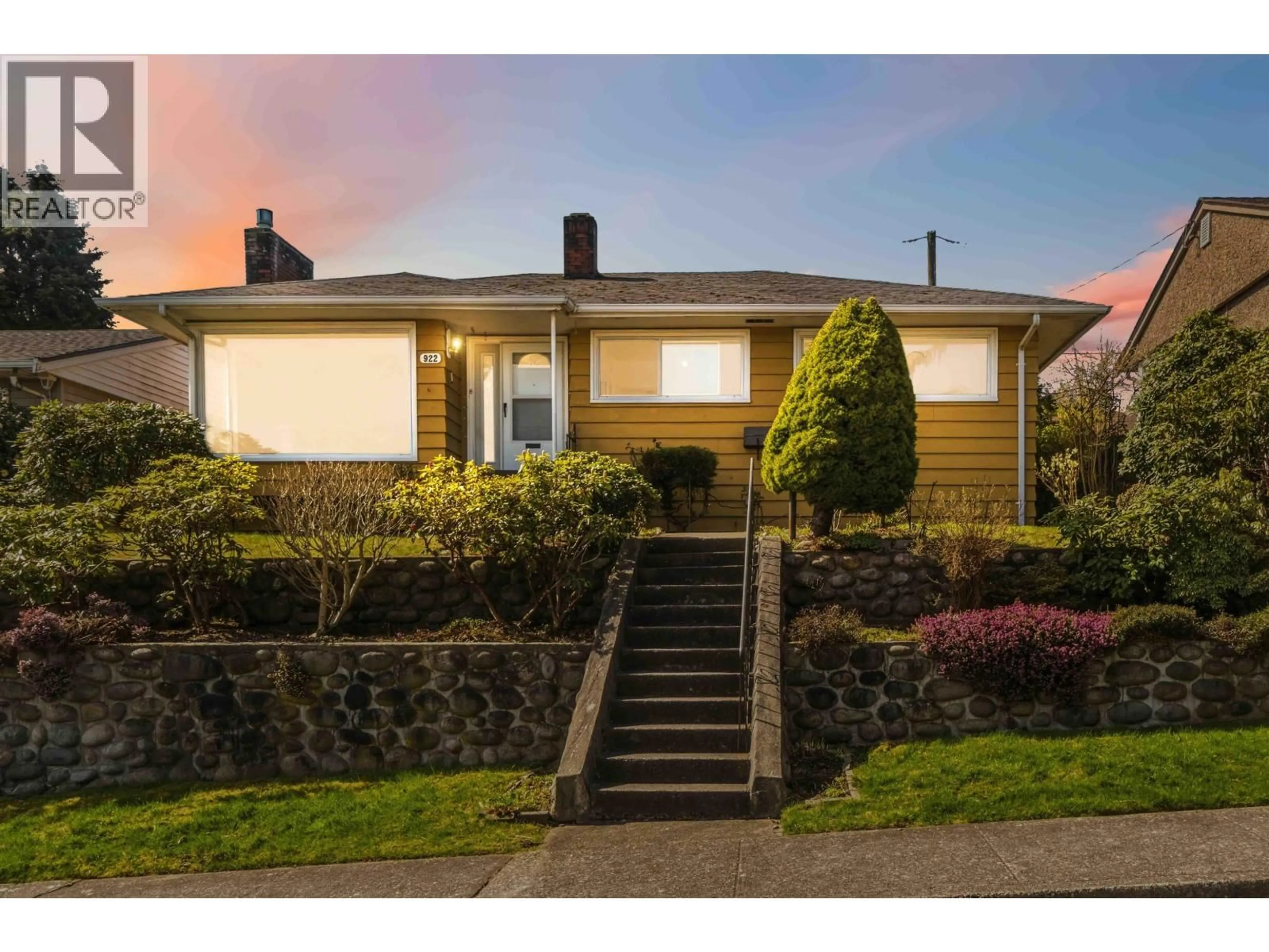 Home with vinyl exterior material, street for 922 SURREY STREET, New Westminster British Columbia V3L4W2