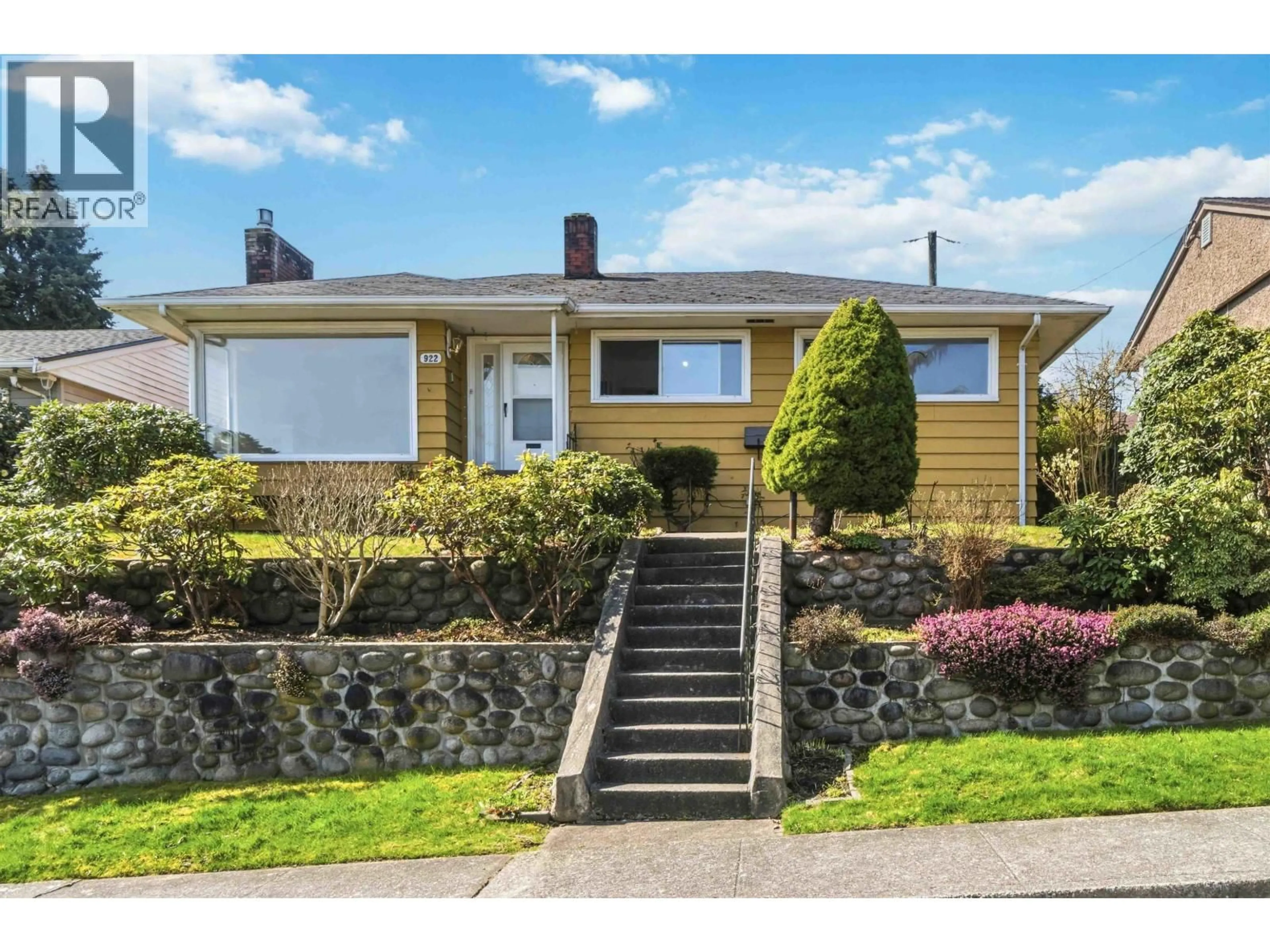 Home with vinyl exterior material, street for 922 SURREY STREET, New Westminster British Columbia V3L4W2