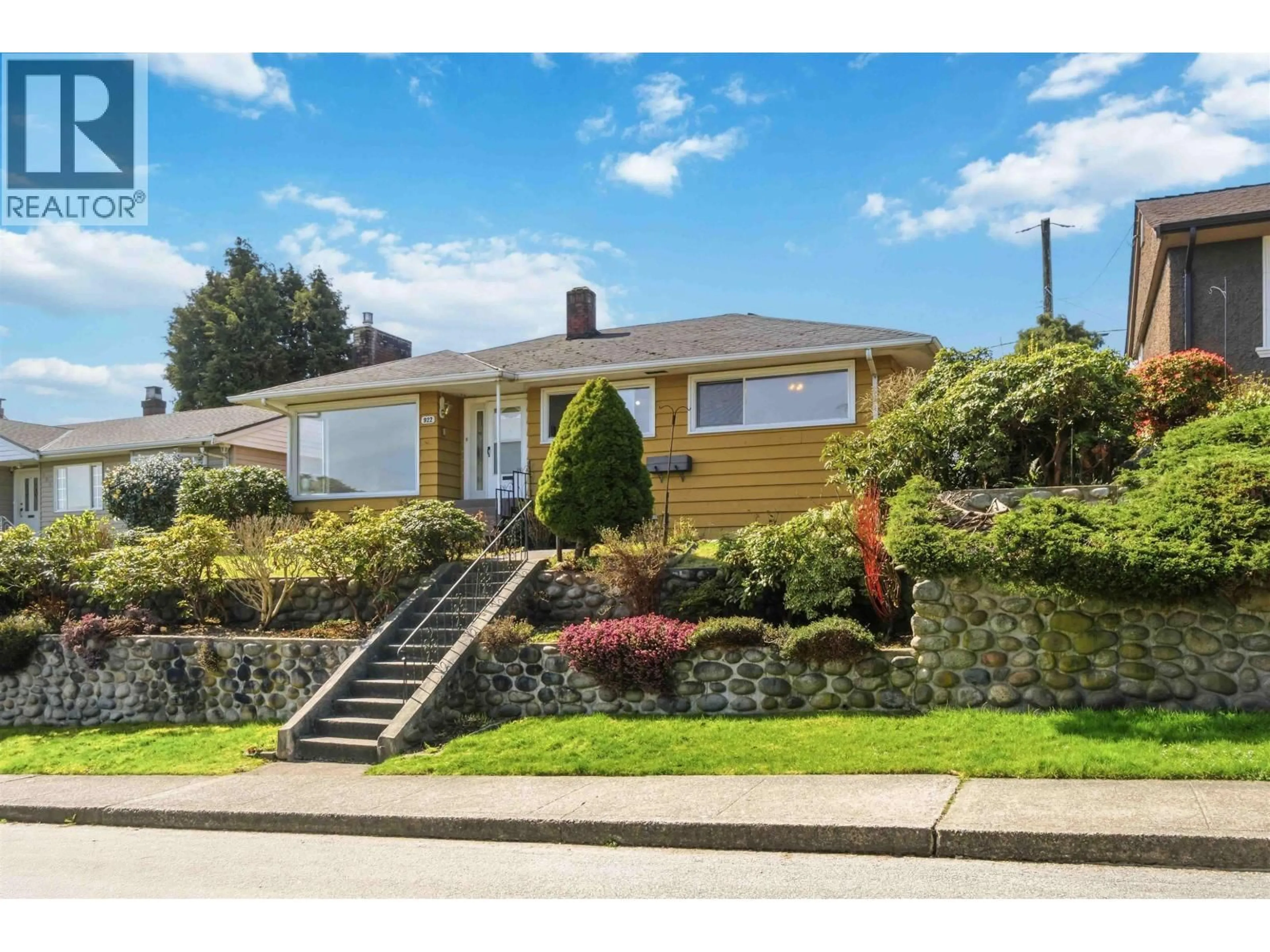 Home with vinyl exterior material, street for 922 SURREY STREET, New Westminster British Columbia V3L4W2