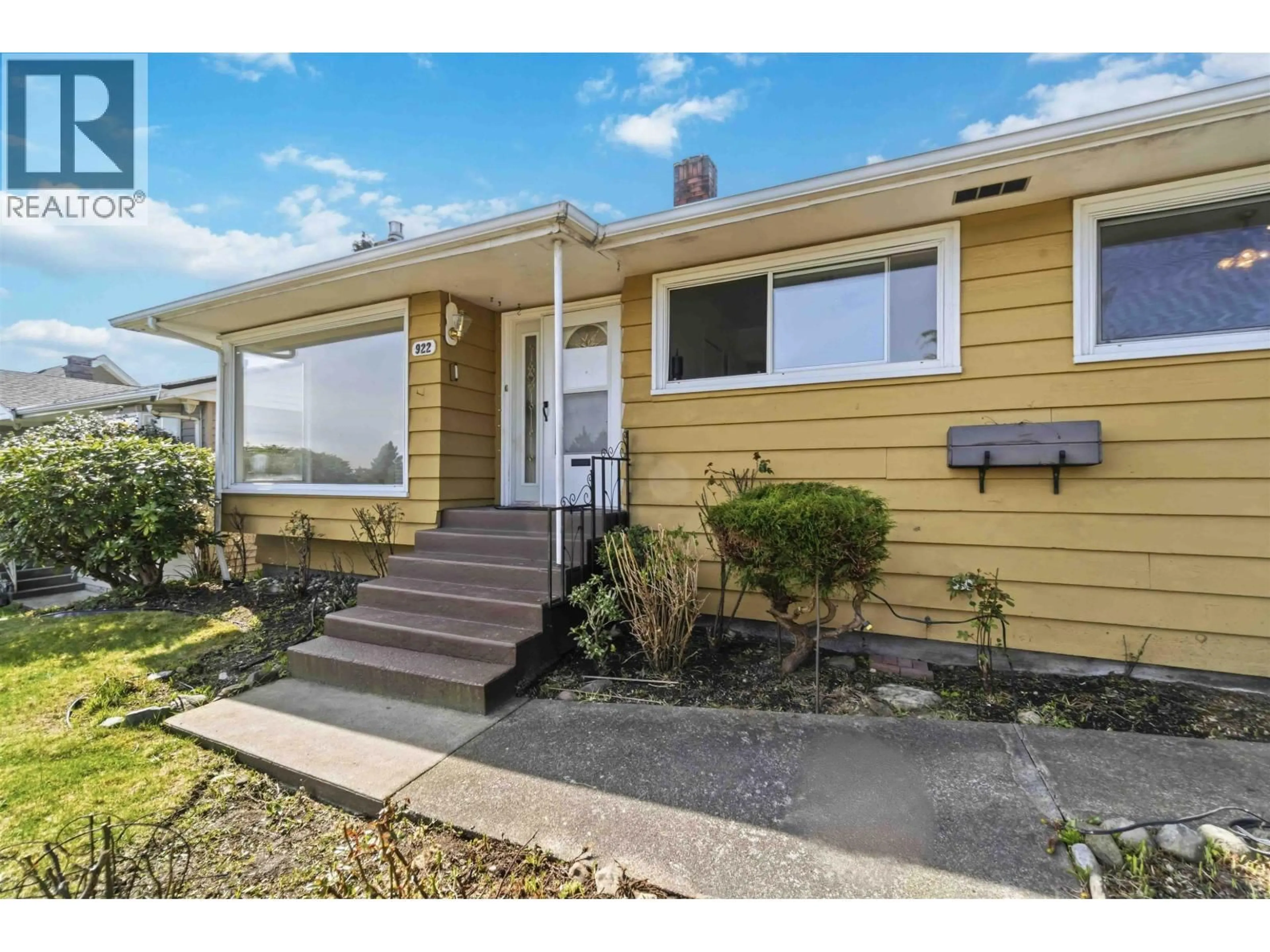 Home with vinyl exterior material, street for 922 SURREY STREET, New Westminster British Columbia V3L4W2